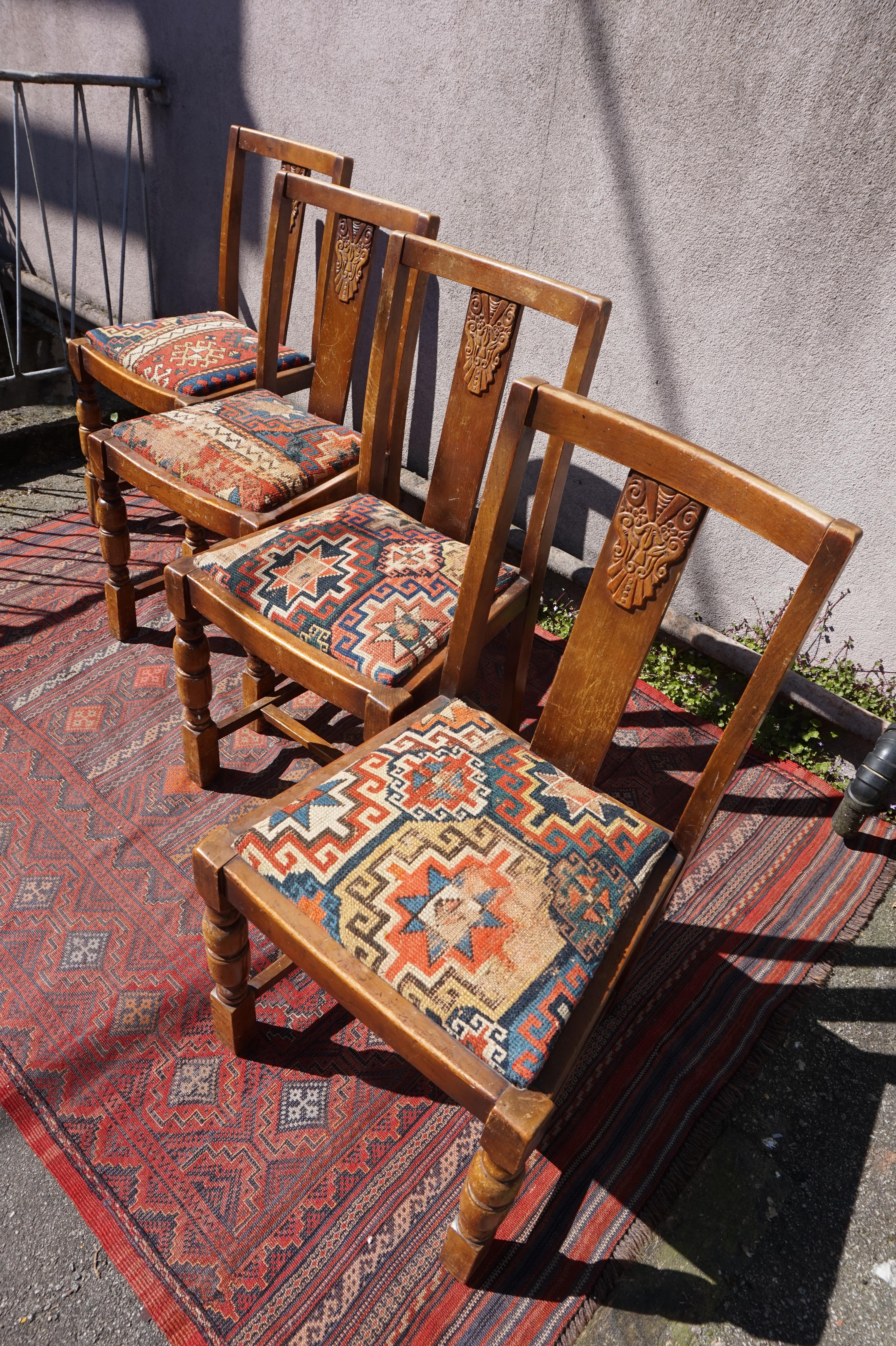 Set von 4 originalen Art-Déco-Stühlen und handgeknüpften antiken Kaukasus-Teppichsitzen (Art déco) im Angebot