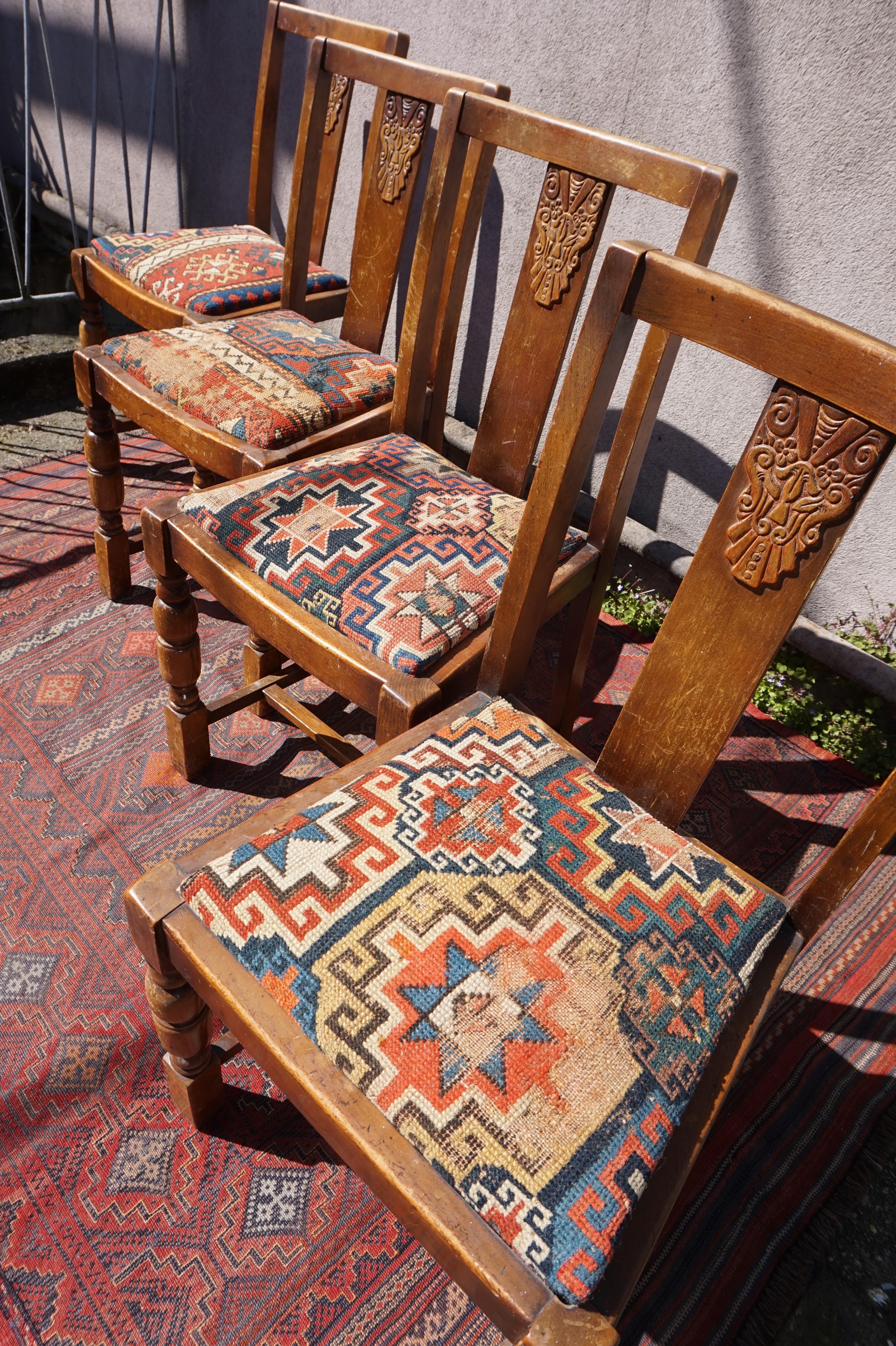 Set von 4 originalen Art-Déco-Stühlen und handgeknüpften antiken Kaukasus-Teppichsitzen (Französisch) im Angebot