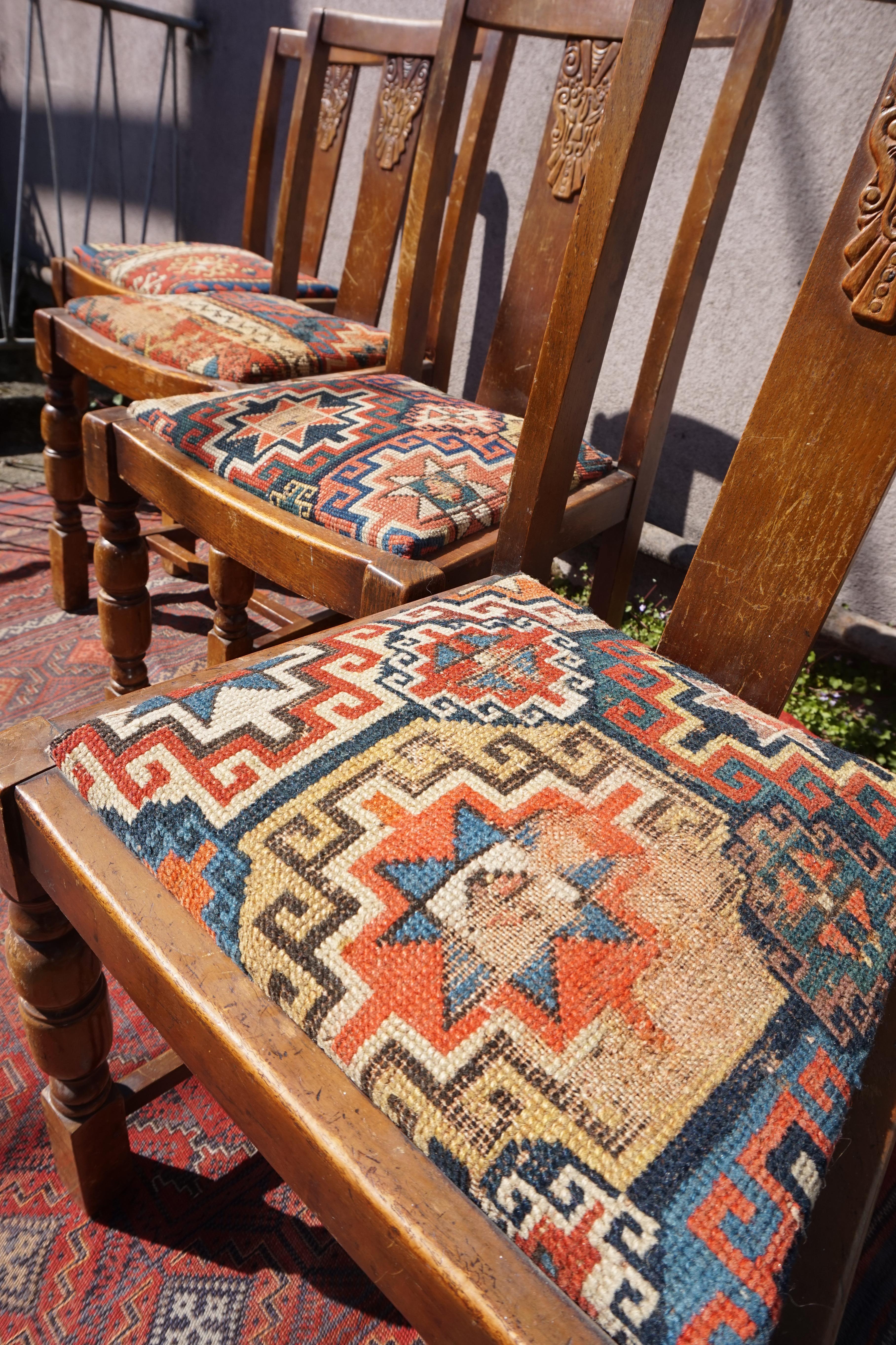 Set von 4 originalen Art-Déco-Stühlen und handgeknüpften antiken Kaukasus-Teppichsitzen (Geschnitzt) im Angebot