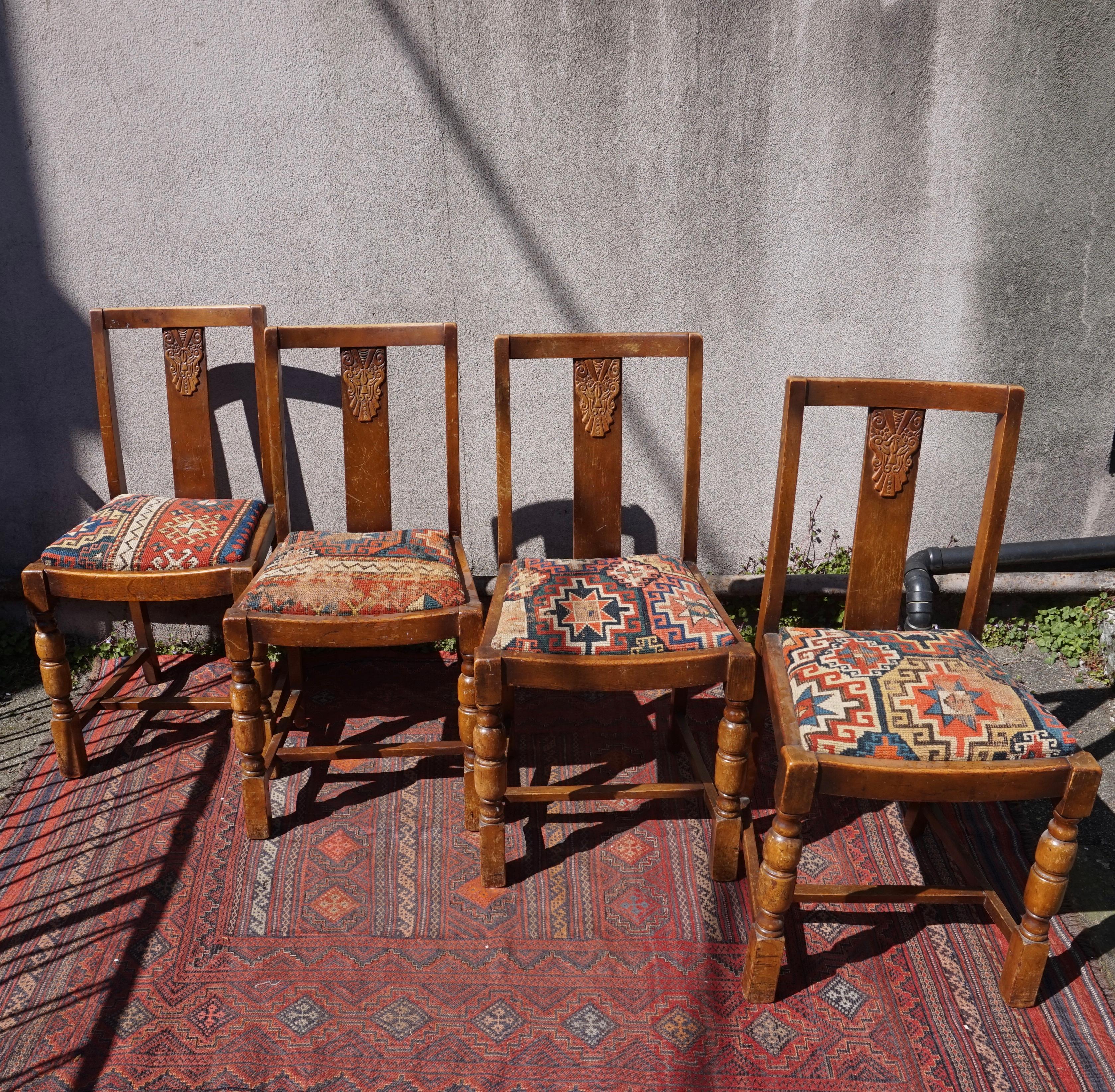 Set von 4 originalen Art-Déco-Stühlen und handgeknüpften antiken Kaukasus-Teppichsitzen (Mitte des 20. Jahrhunderts) im Angebot