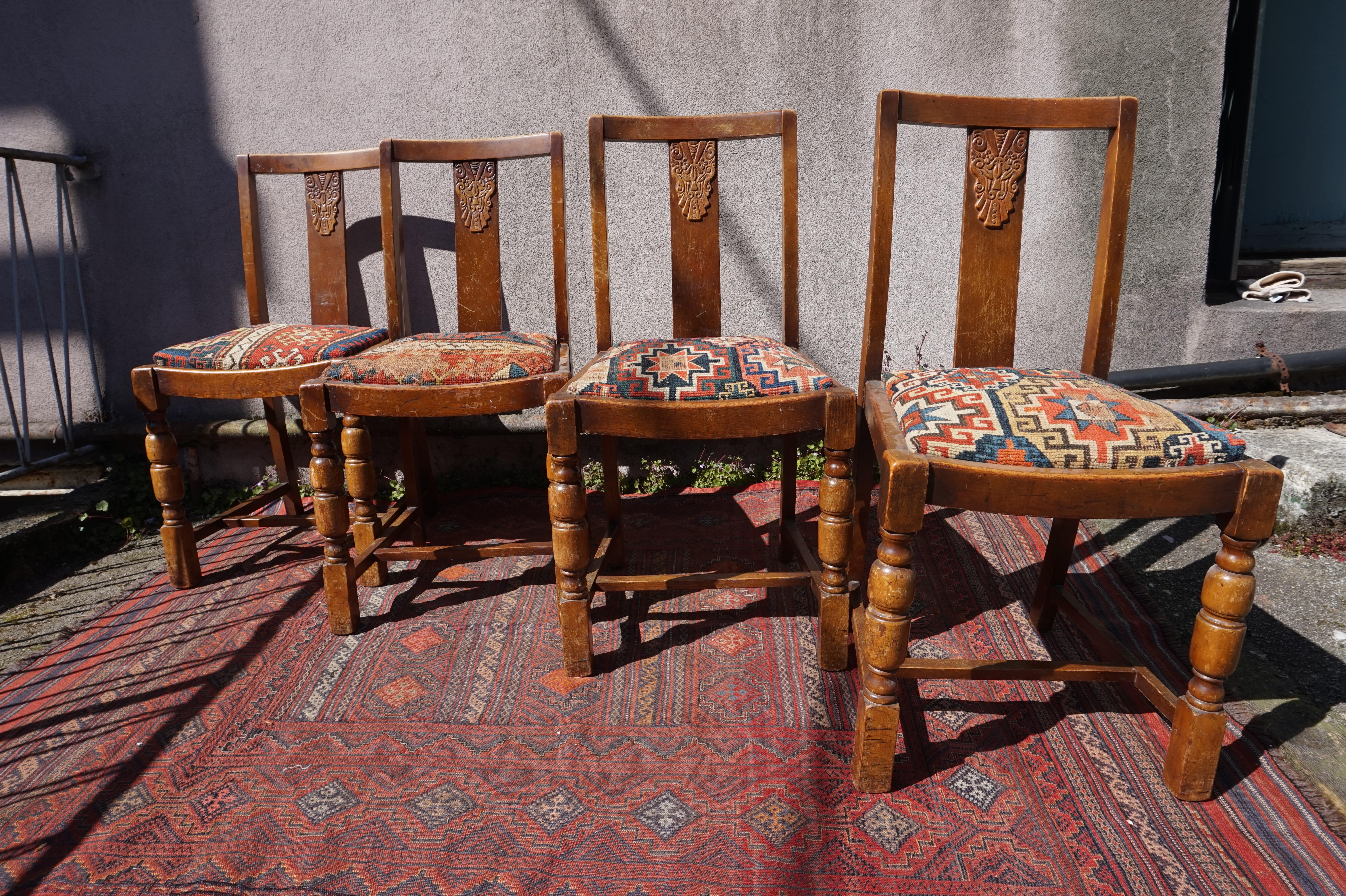 Set von 4 originalen Art-Déco-Stühlen und handgeknüpften antiken Kaukasus-Teppichsitzen (Eichenholz) im Angebot