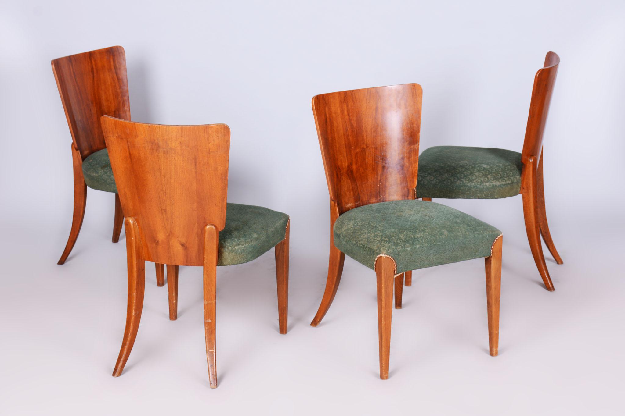 Cet ensemble de quatre chaises du début du XXe siècle incarne le design Art déco tchécoslovaque emblématique, associé à Jindřich Halabala et Up&Up Závody. La construction présente une combinaison de placage de noyer et de hêtre, ce qui confère aux