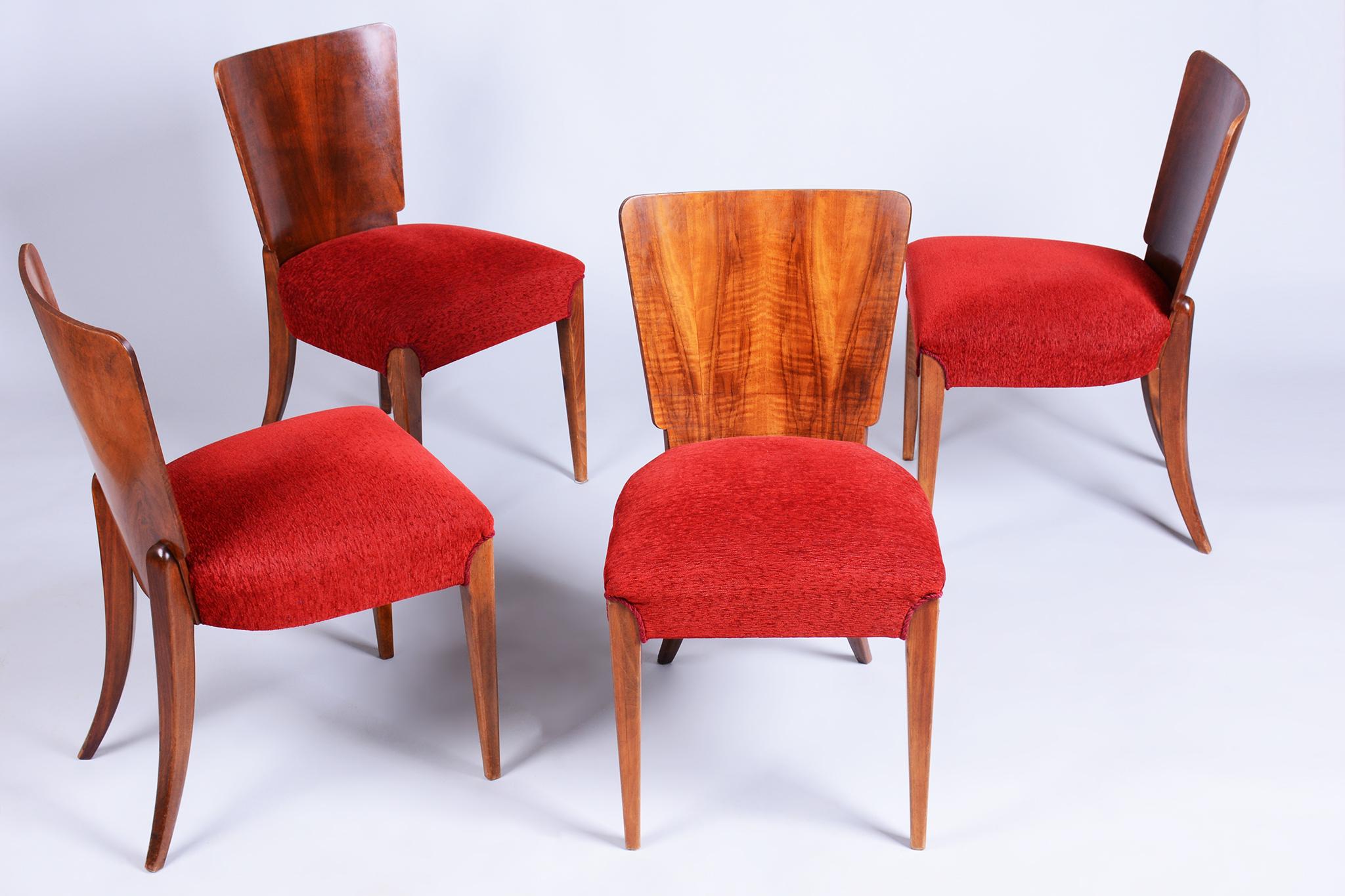 Questo set di quattro sedie dell'inizio del XX secolo incarna l'iconico design Art Deco cecoslovacco, associato a Jindřich Halabala e Up Závody. La struttura presenta una combinazione di impiallacciatura di noce e faggio, che conferisce alle sedie