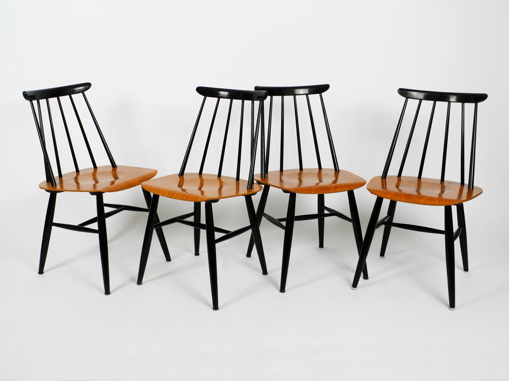 Set of 4 original Fanett chairs by Ilmari Tapiovaara. Made by Asko. Made in Finland.
Plywood with teak veneer, with black lacquered legs and backrest. In very good original condition. Never repaired or repainted. All four chairs are with original