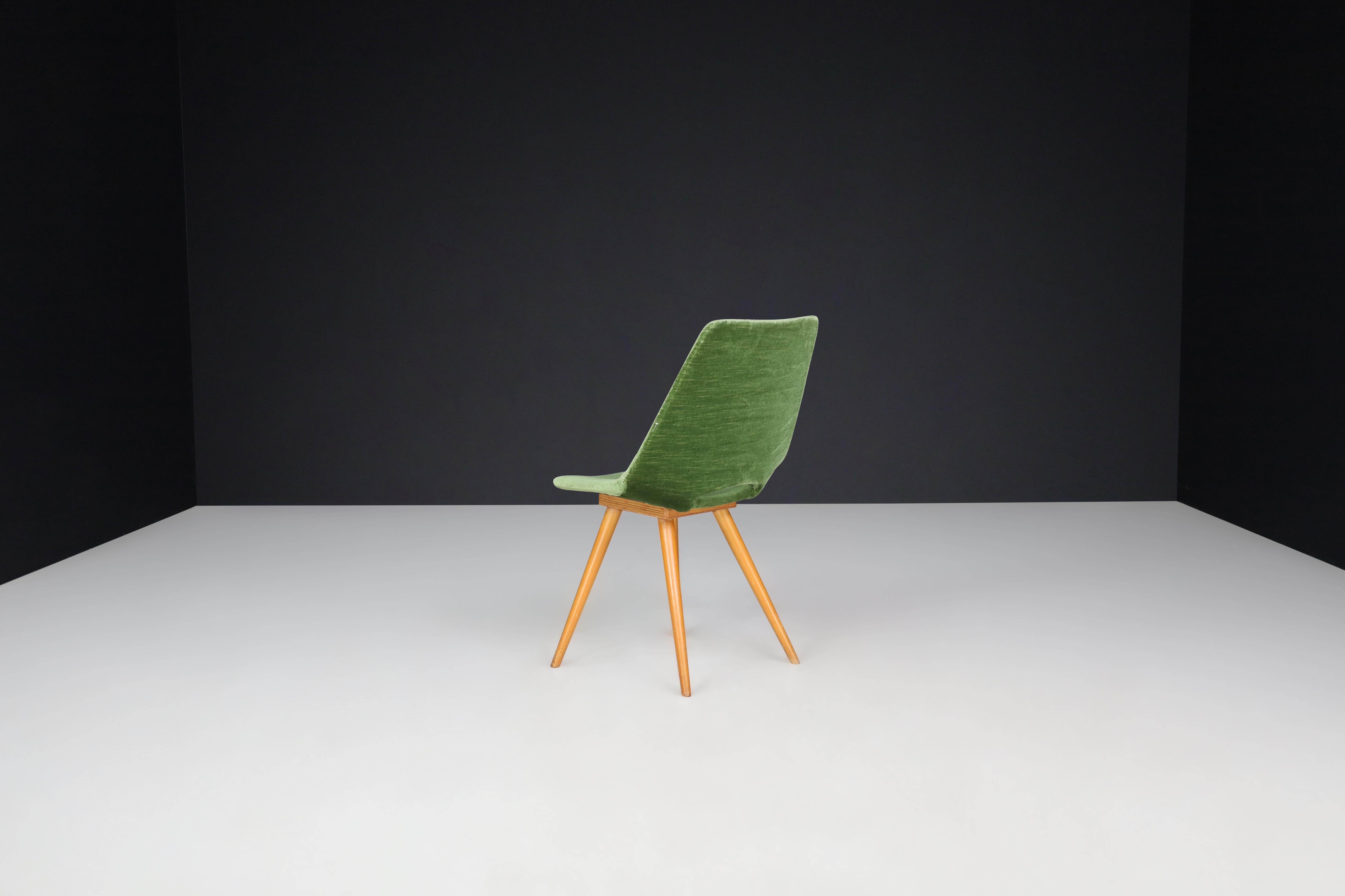 Ensemble de 4 chaises de salle à manger originales Thonet en velours vert, années 1950 en vente 3