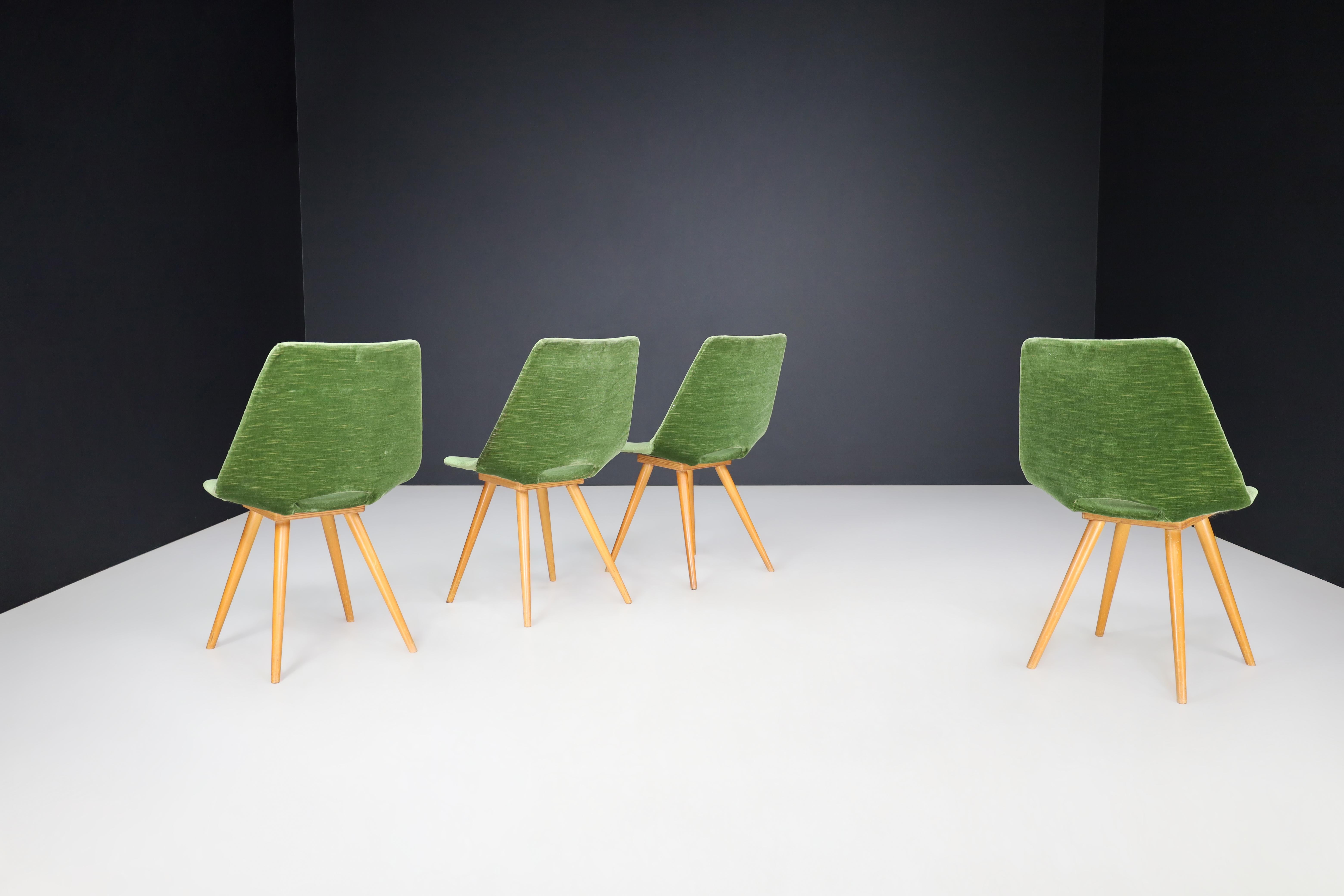 Mid-Century Modern Ensemble de 4 chaises de salle à manger originales Thonet en velours vert, années 1950 en vente