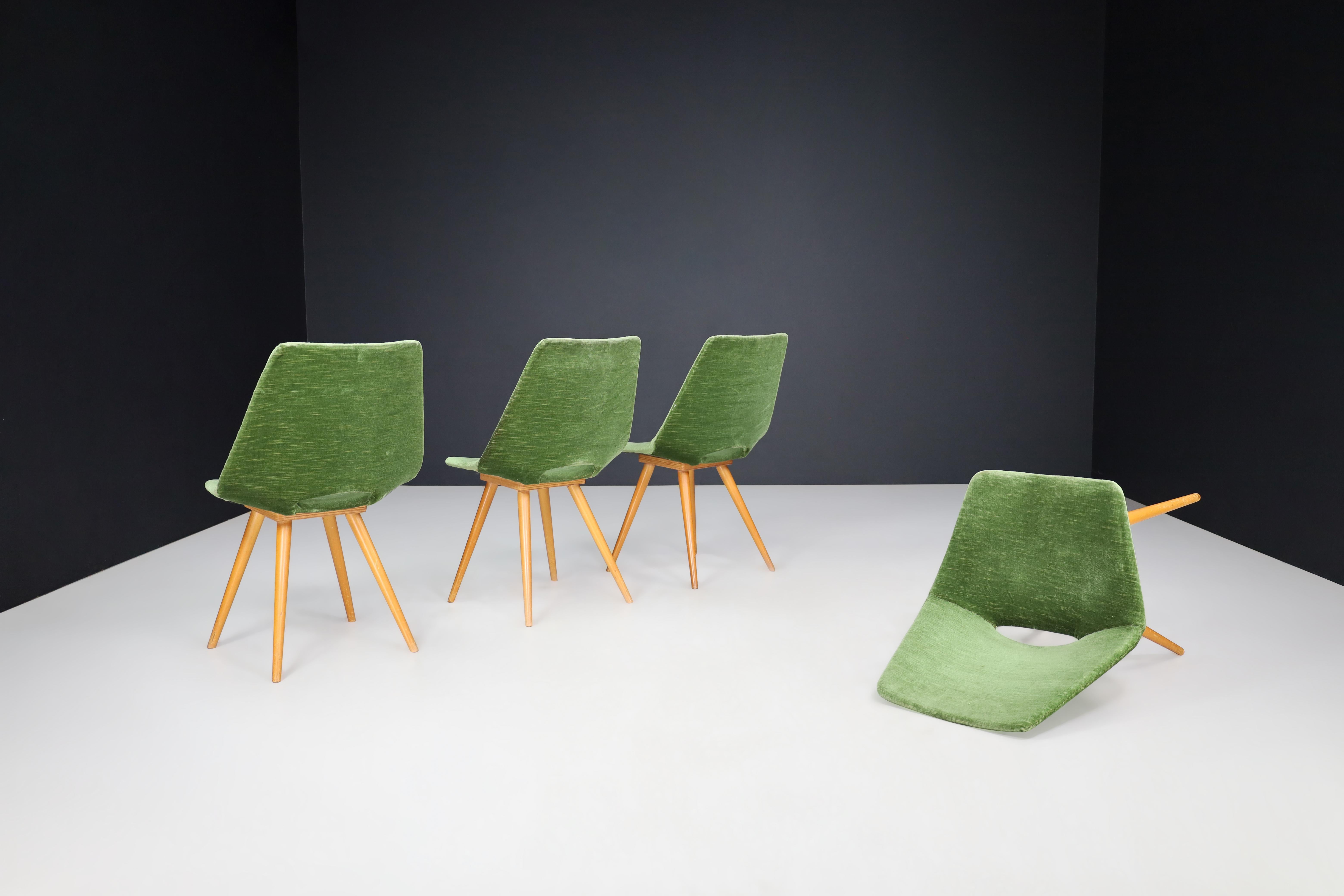 Autrichien Ensemble de 4 chaises de salle à manger originales Thonet en velours vert, années 1950 en vente