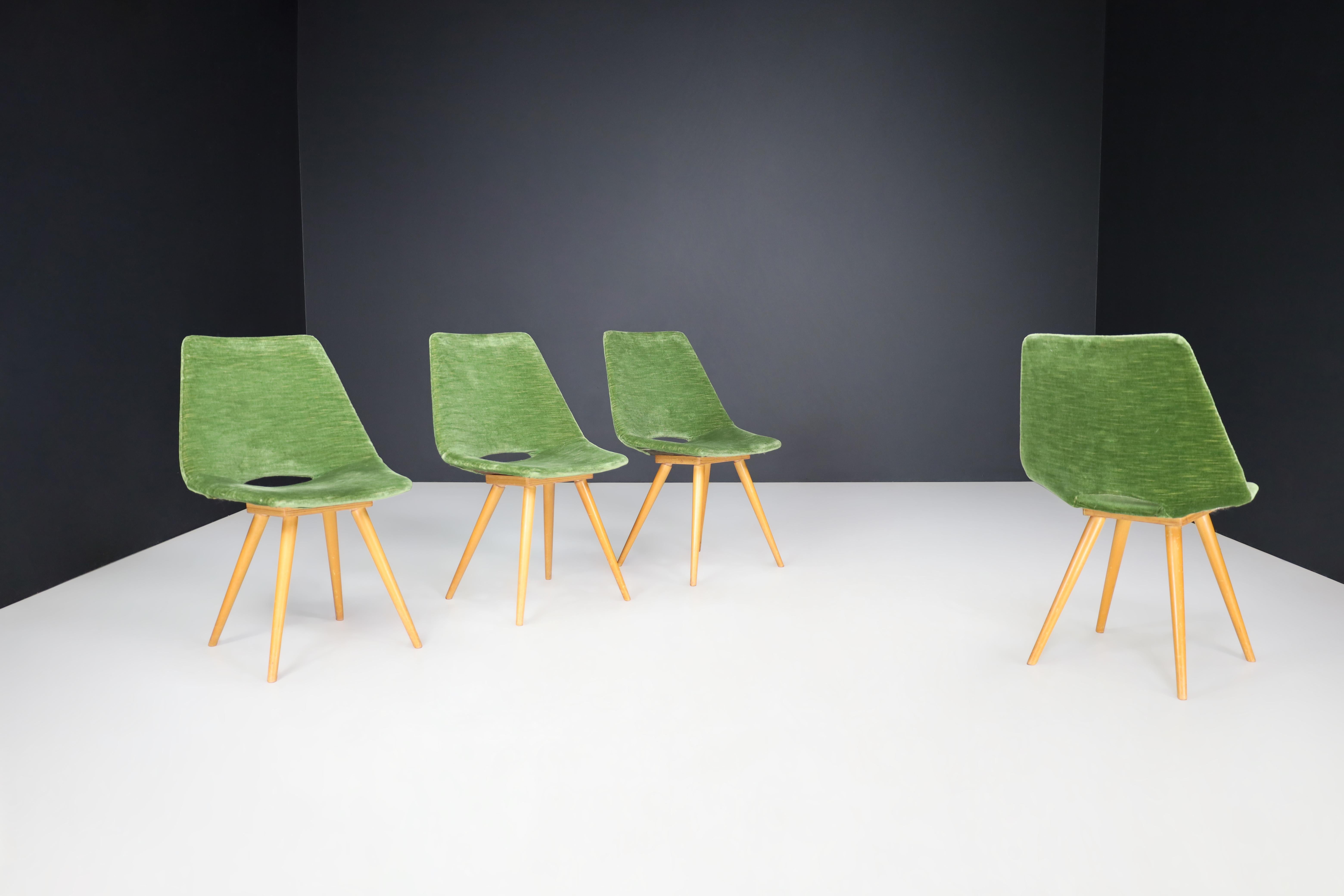 Ensemble de 4 chaises de salle à manger originales Thonet en velours vert, années 1950 Bon état - En vente à Almelo, NL