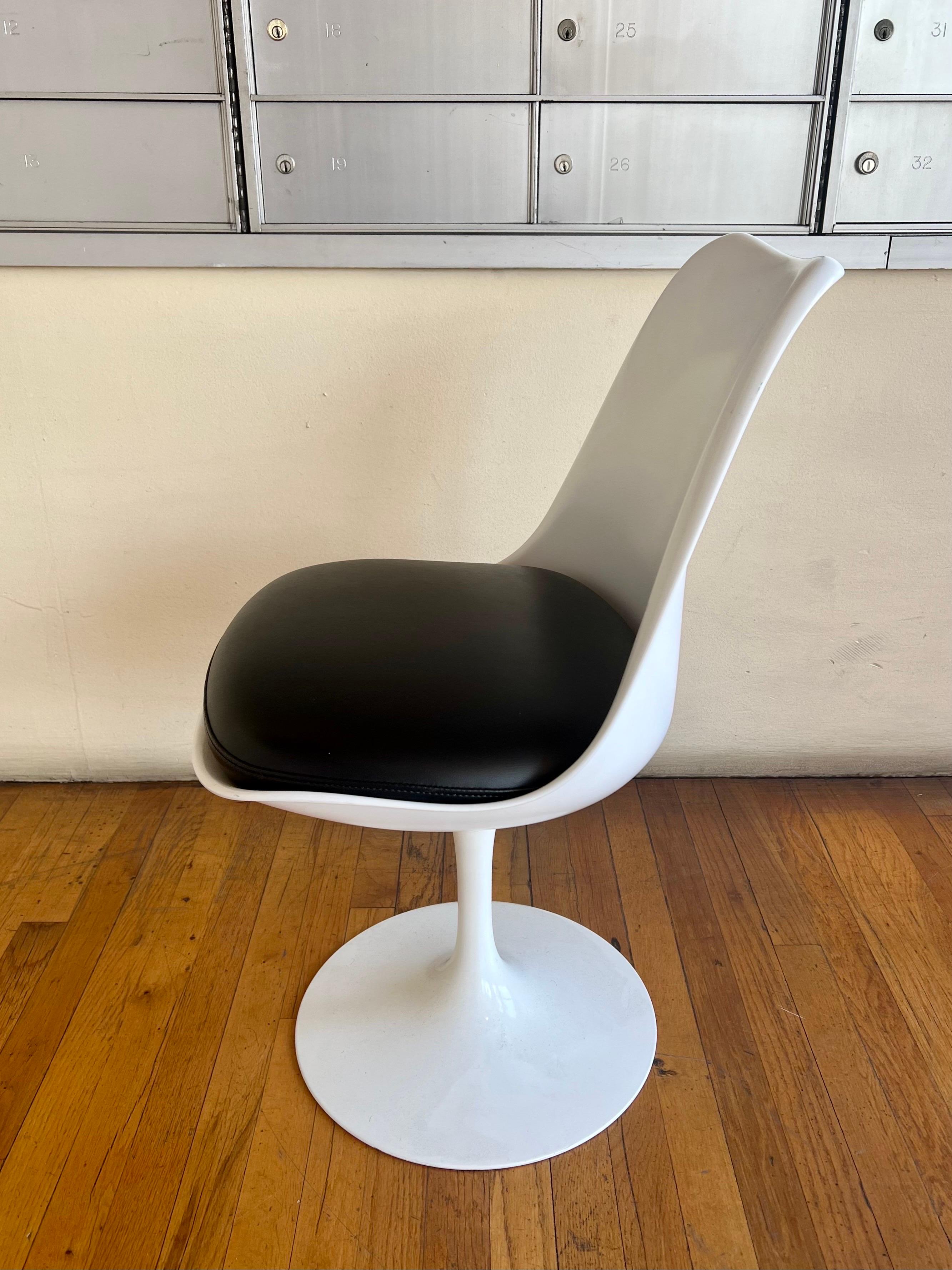 Ensemble de 4 chaises Tulip en excellent état par Saarinen pour Condoll pour la quintessence de l'ensemble de salle à manger moderne, ou mélanger et assortir pour une déclaration dans n'importe quelle pièce. bel ensemble en excellent état avec des