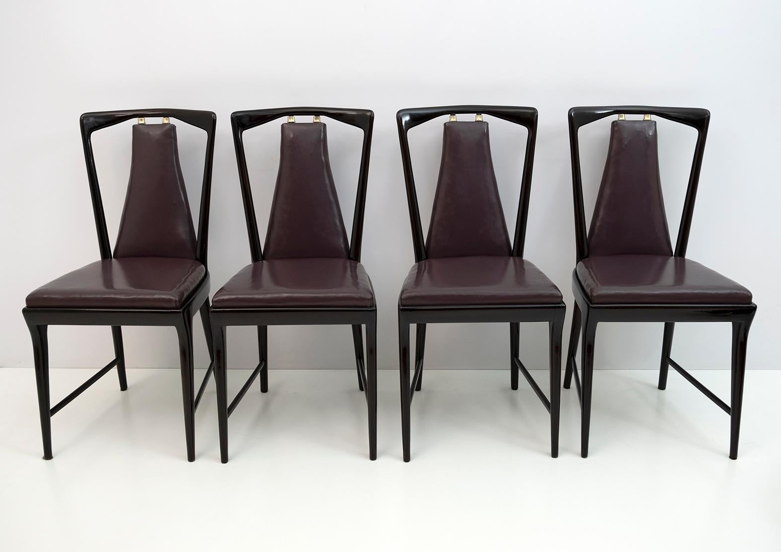Elegant lines and solid structures for this splendid set of four dining chairs, designed by Osvaldo Borsani in the 1950s.
The wooden surfaces, as well as the backrests and the seats with their padding, are in excellent condition of the time with