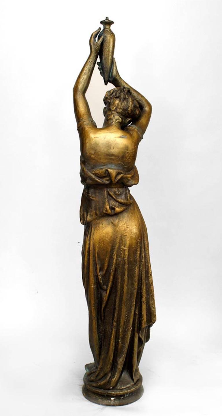Set von 4 eisernen Frauenfiguren-Statuaren für den Außenbereich im Zustand „Gut“ im Angebot in New York, NY