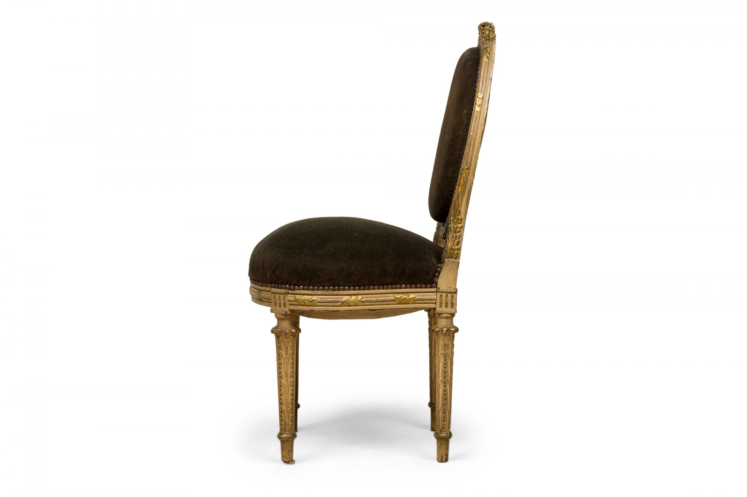 Francese Set di 4 sedie da pranzo con schienale ovale in legno intagliato e imbottite di velluto verde in vendita