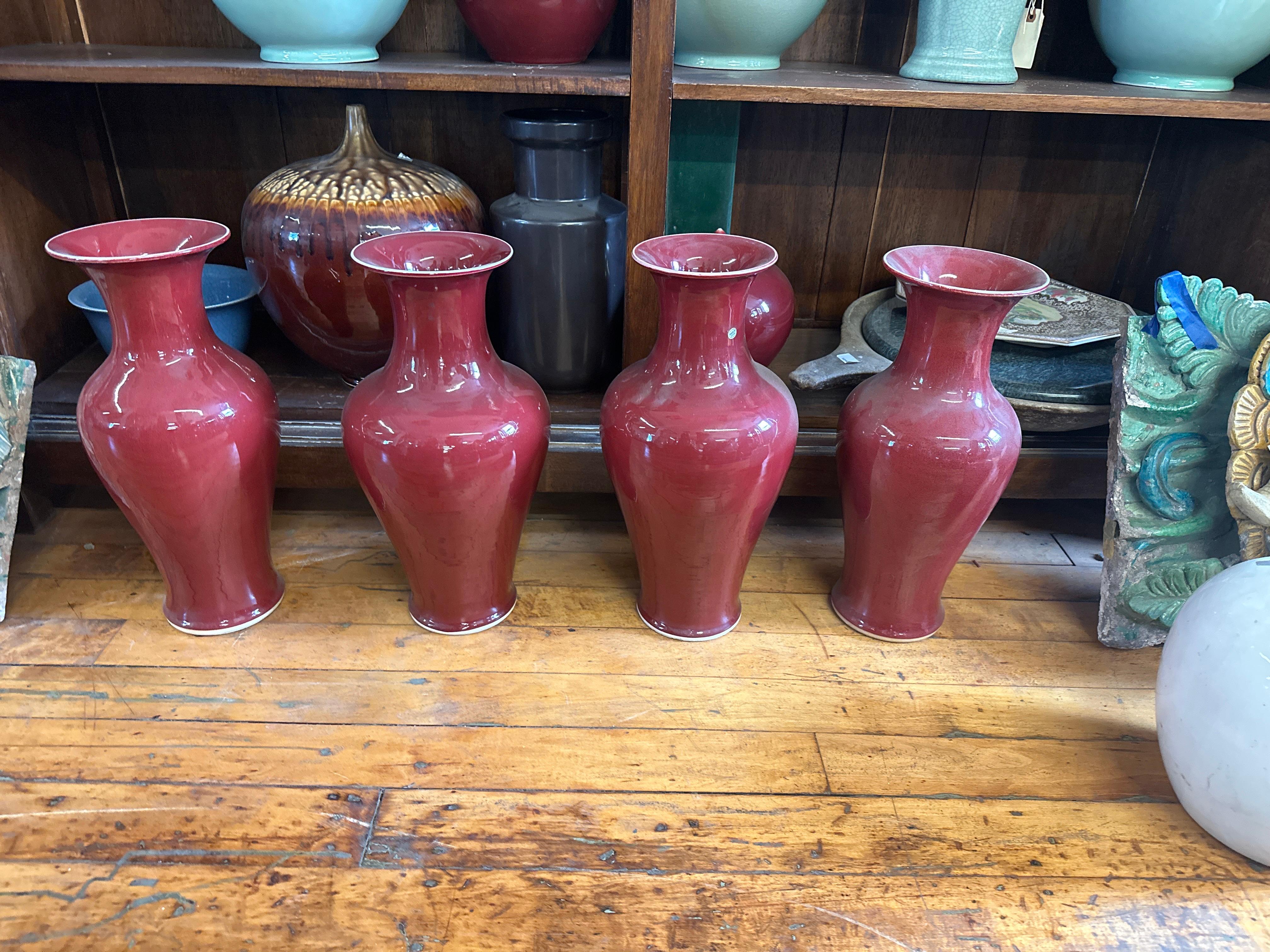 Ensemble de 4 vases en sang de bœuf. Proche de l'ensemble