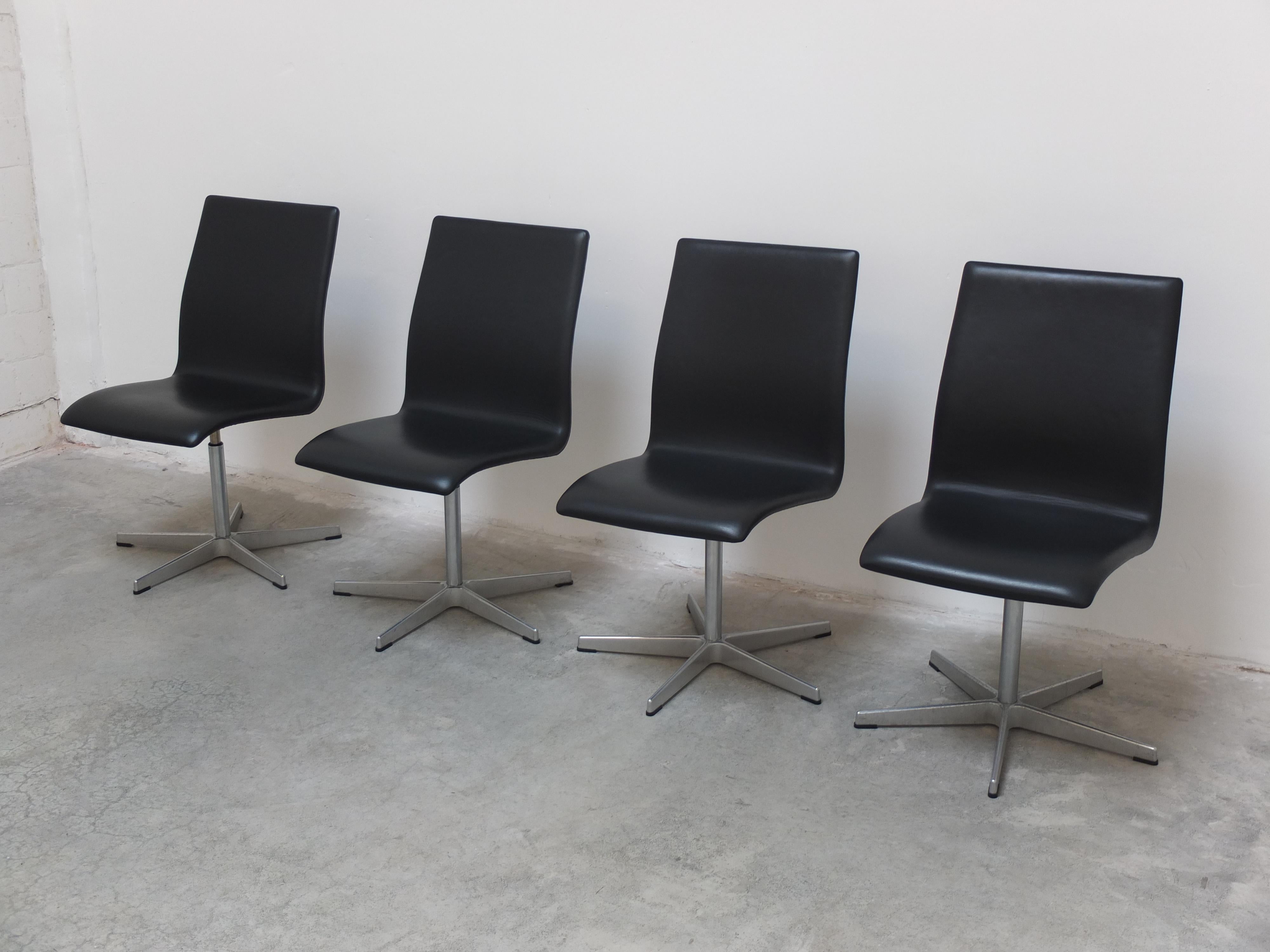 Scandinave moderne Ensemble de 4 chaises pivotantes Oxford d'Arne Jacobsen pour Fritz Hansen, 1965 en vente