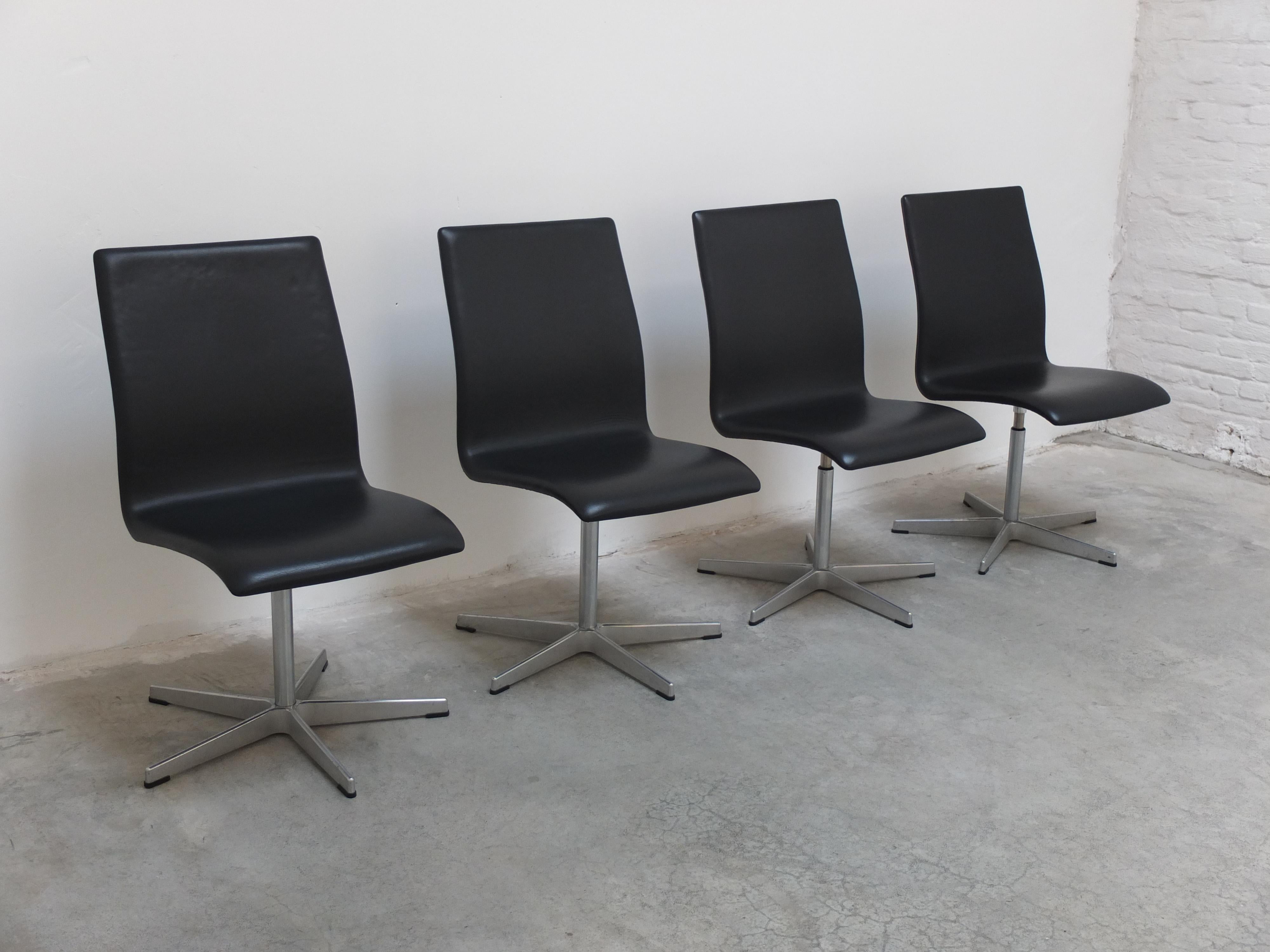 Scandinave moderne Ensemble de 4 chaises pivotantes Oxford d'Arne Jacobsen pour Fritz Hansen, 1965 en vente