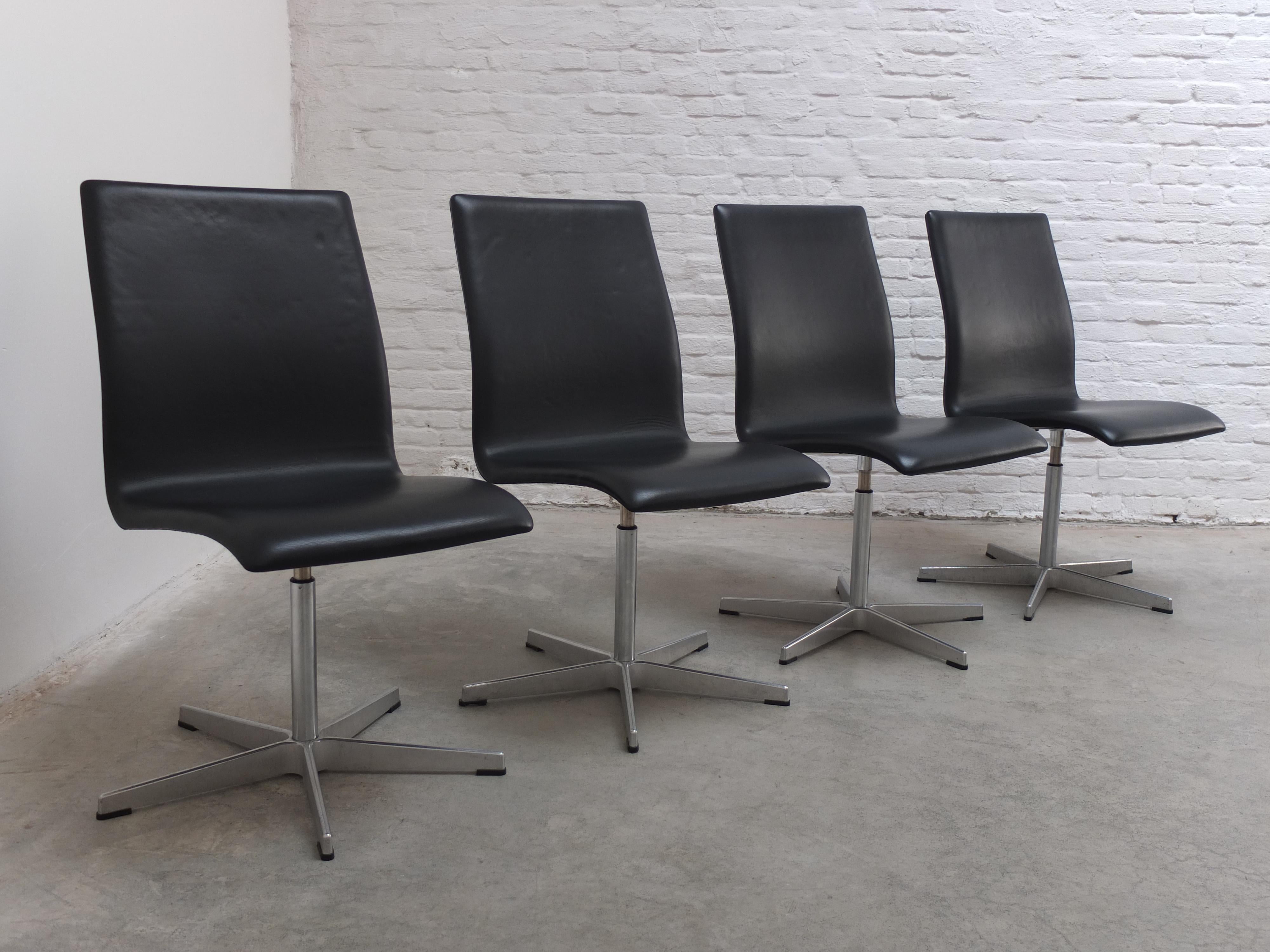 Ensemble de 4 chaises pivotantes Oxford d'Arne Jacobsen pour Fritz Hansen, 1965 Bon état - En vente à Antwerpen, VAN