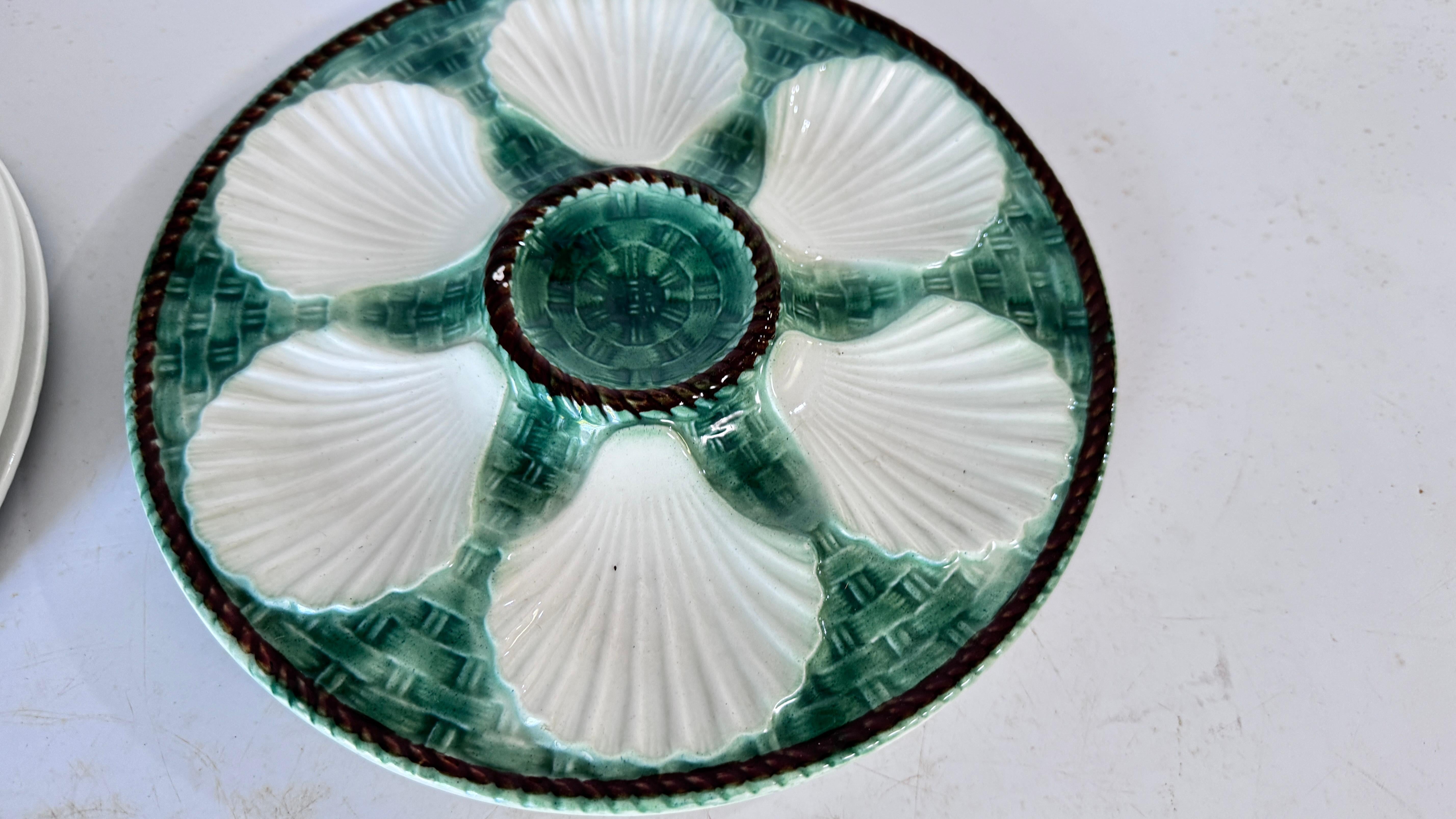 Art Nouveau Set of 4 Oyster Plates – Majolica, 19th Century – Green, White & Brown Glaze For Sale
