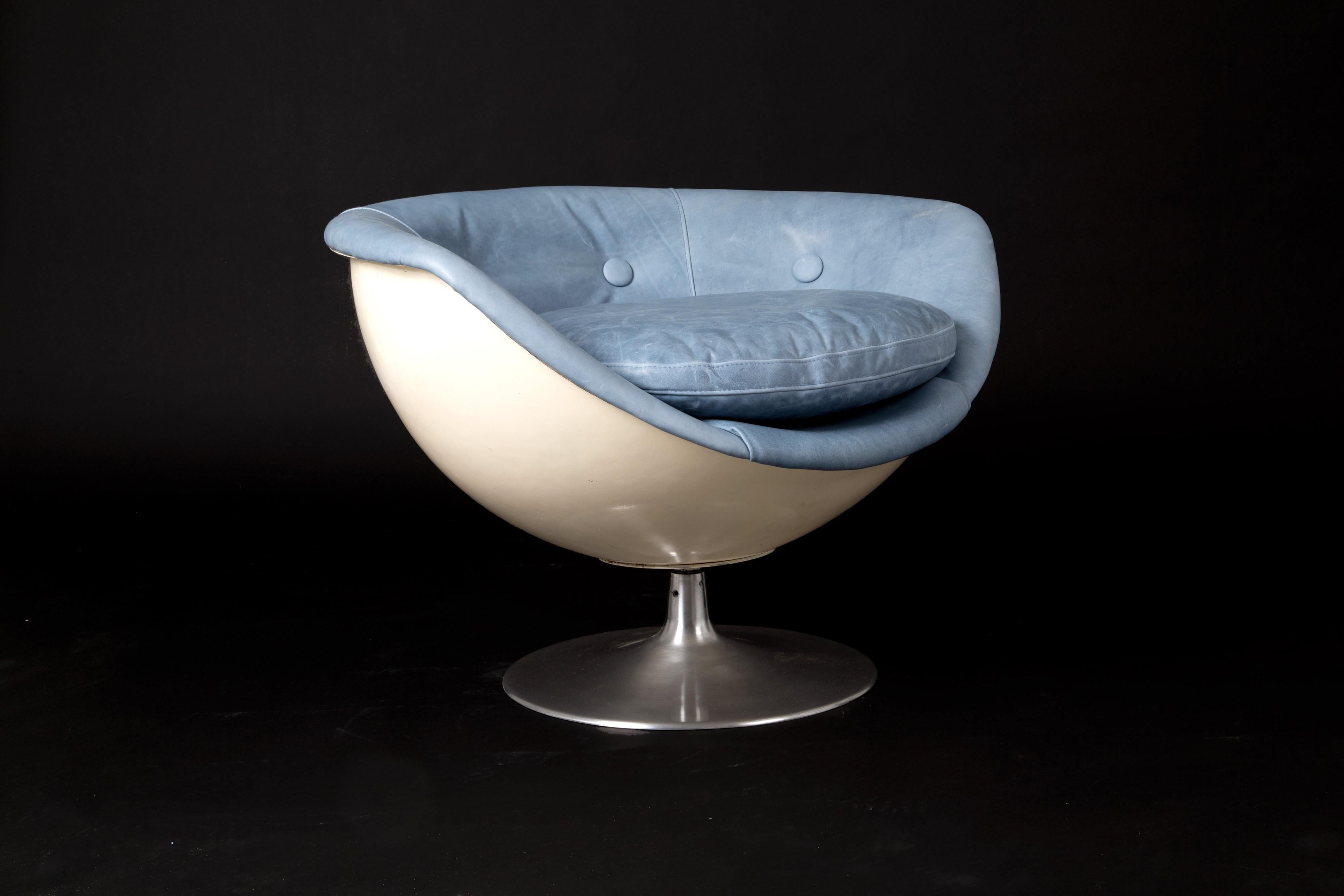 Vintage set of 4 model P180 armchairs in aluminum and white fiberglass with pastel blue colored leather upholstery, designed by Gastone Rinaldi for RIMA, 1970s
Height: 24 inches, width: 35 inches, depth 29.5 inches, seat height: 17 inches
1 set of 4