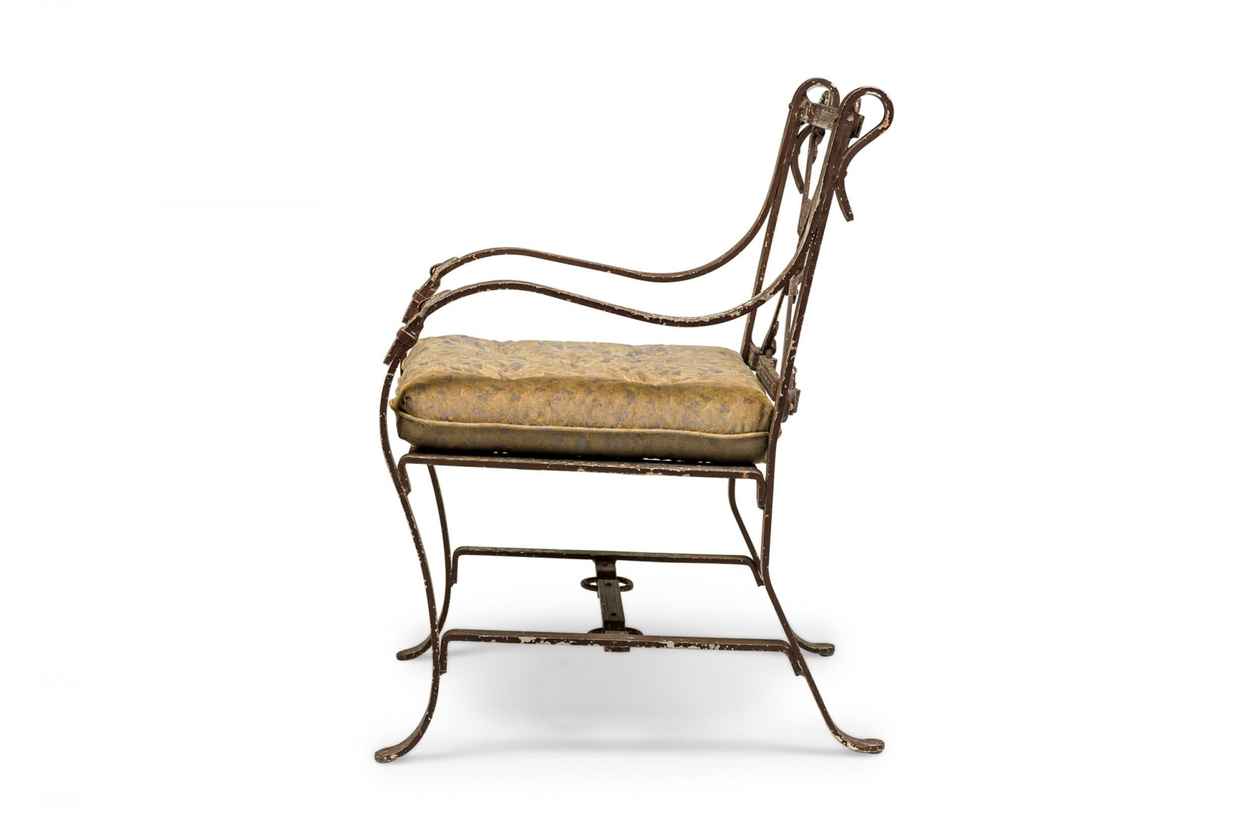 Ensemble de 4 fauteuils de salon / fauteuils en aluminium peint et faux cuir en forme de sangle en vente 3