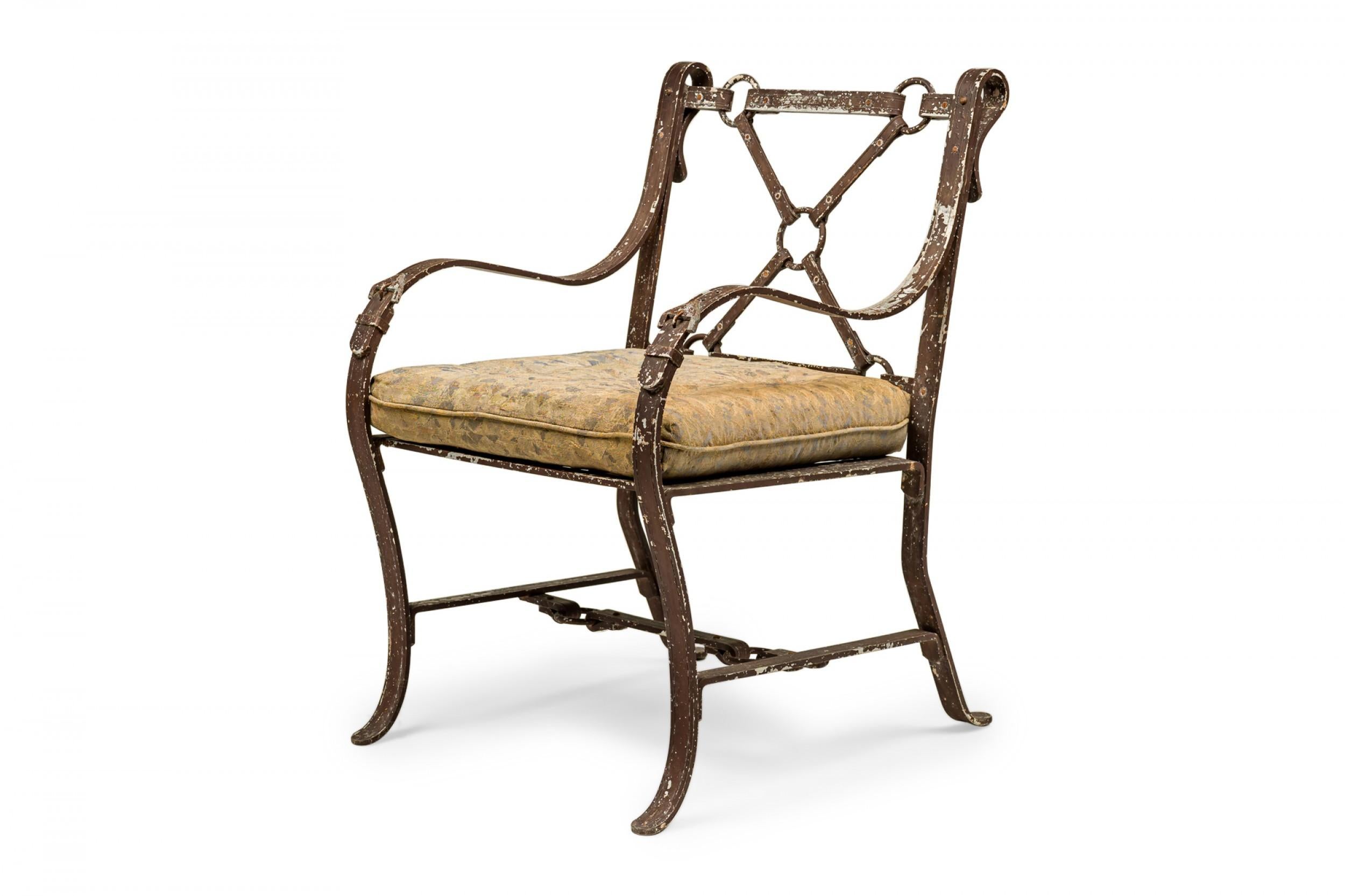 Ensemble de 4 fauteuils de salon/de détente de style américain du milieu du siècle, avec des cadres en aluminium peints en brun, moulés pour ressembler à des lanières de cuir avec des ornements de boucles, avec des coussins d'assise amovibles en
