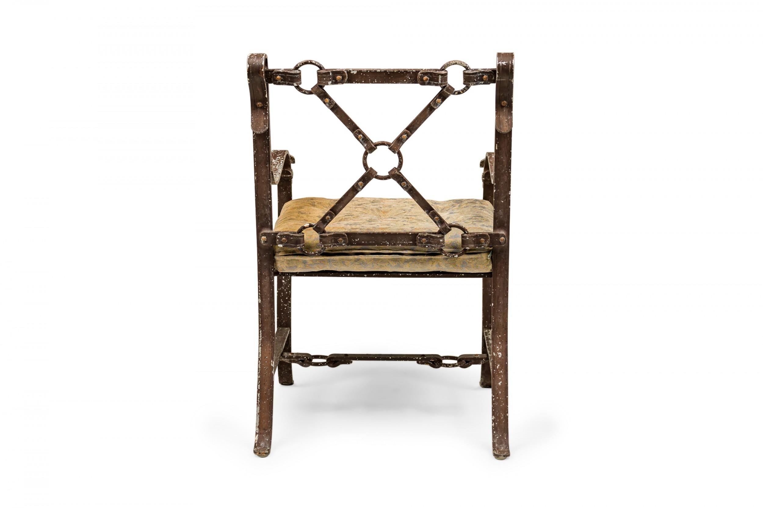 Ensemble de 4 fauteuils de salon / fauteuils en aluminium peint et faux cuir en forme de sangle Bon état - En vente à Queens, NY
