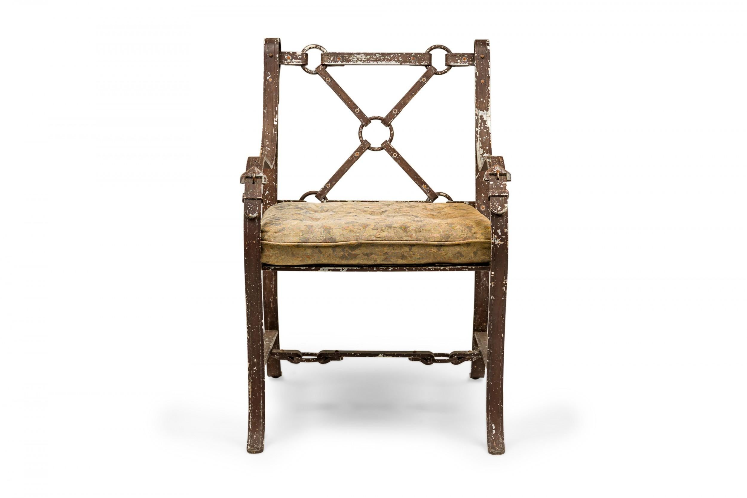 20ième siècle Ensemble de 4 fauteuils de salon / fauteuils en aluminium peint et faux cuir en forme de sangle en vente