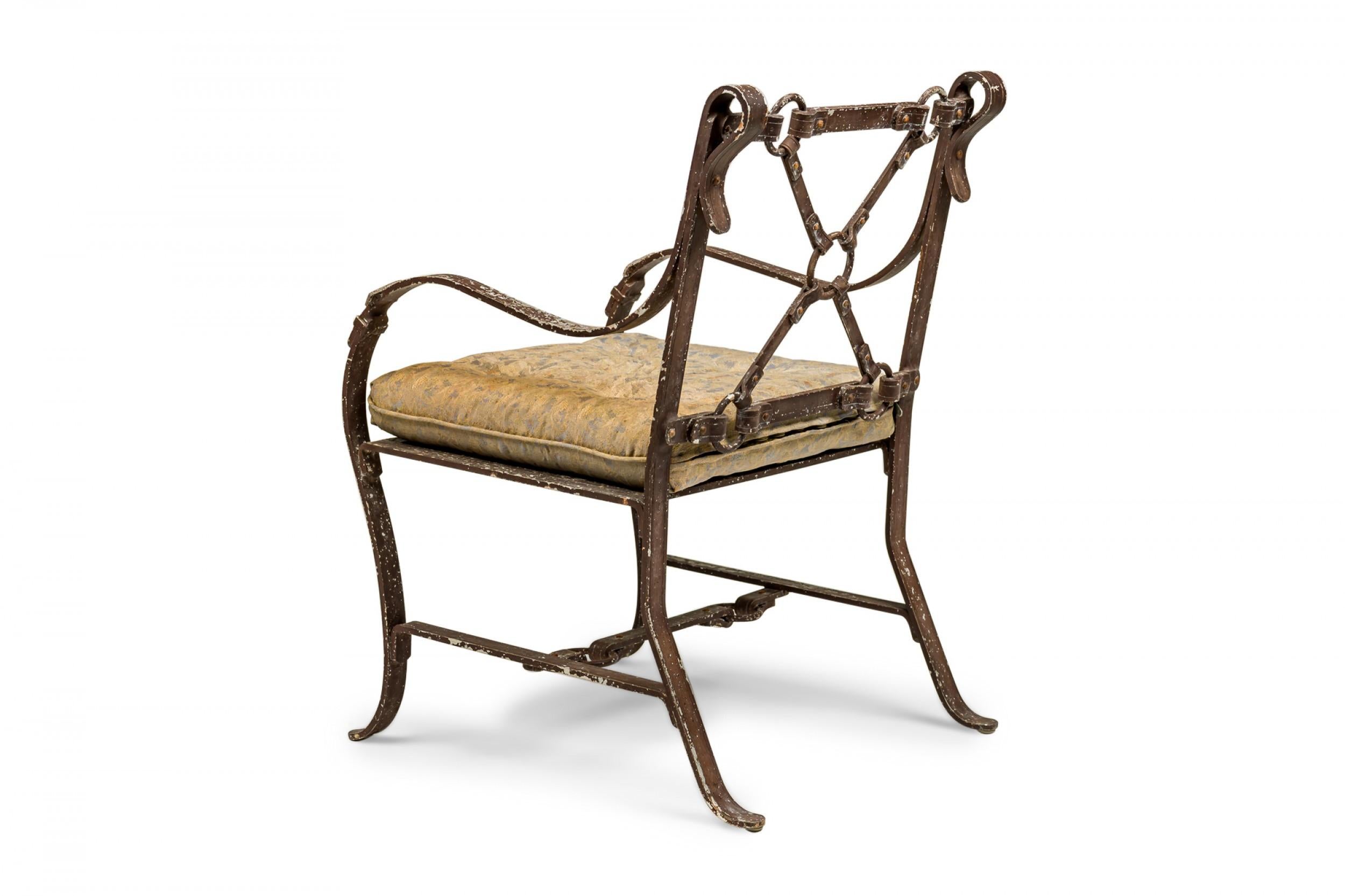 Ensemble de 4 fauteuils de salon / fauteuils en aluminium peint et faux cuir en forme de sangle en vente 1