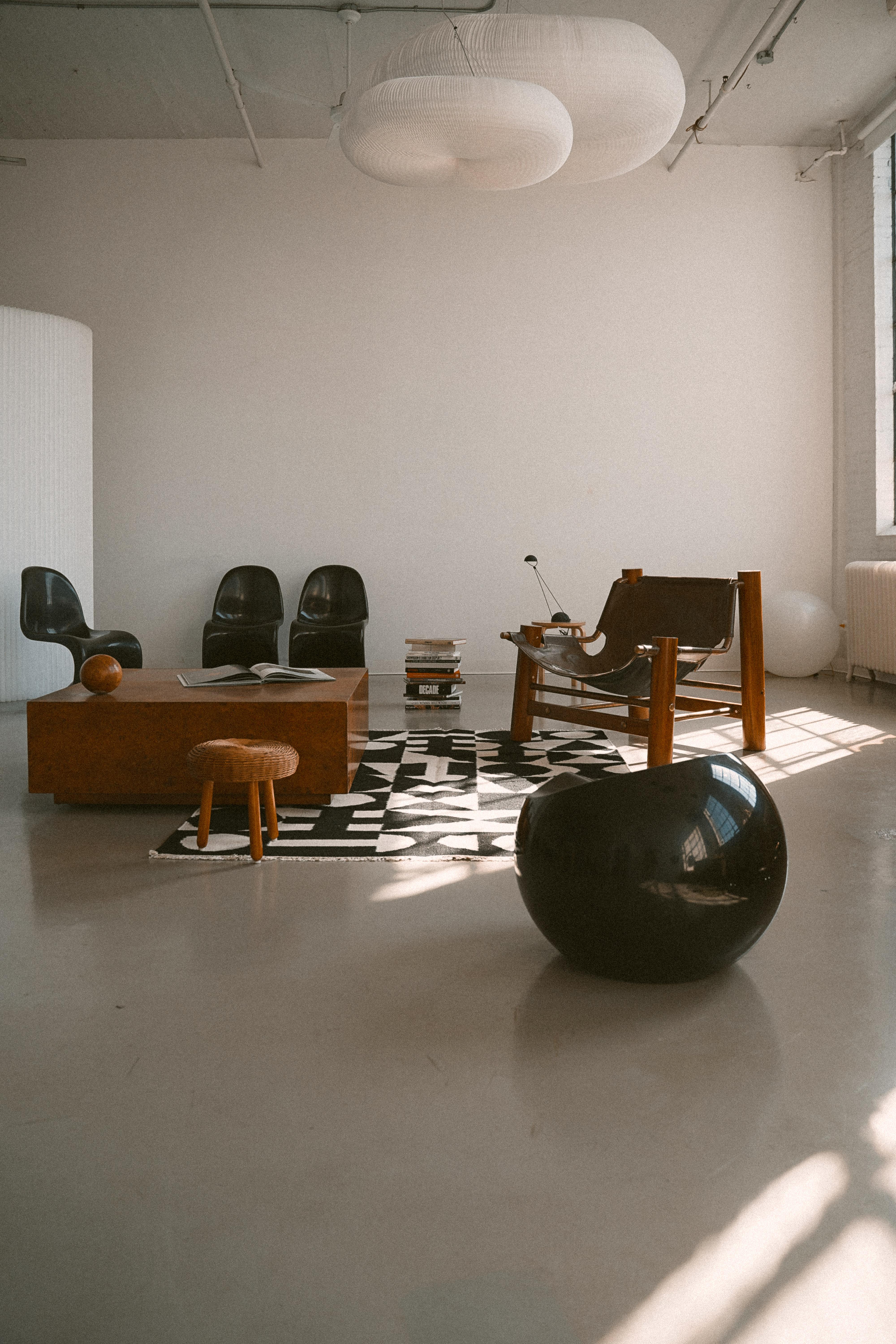 Excellent exemple d'un ensemble de 4 chaises Panton authentiques de Verner Panton pour Herman Miller, dont l'origine remonte aux bureaux d'Herman Miller à Toronto. Construction en plastique (polystyrène thermoplastique), avec tous les labels