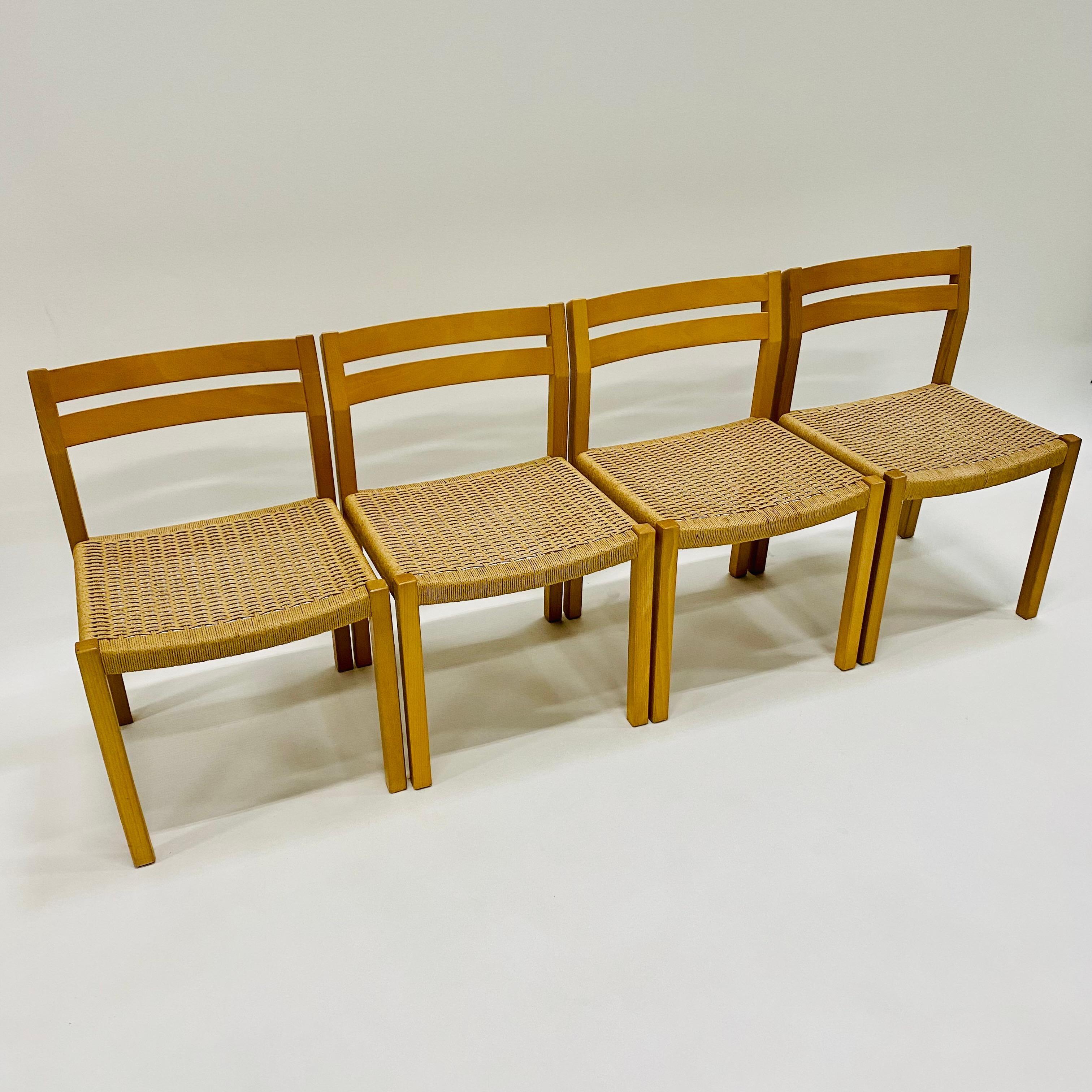 Vous recherchez des chaises de salle à manger élégantes et de grande qualité qui rehausseront l'aspect de votre maison ? Les chaises de salle à manger 401 de JL Møller Møbelfabrik sont idéales.

JL Møller Møbelfabrik est une marque de meubles