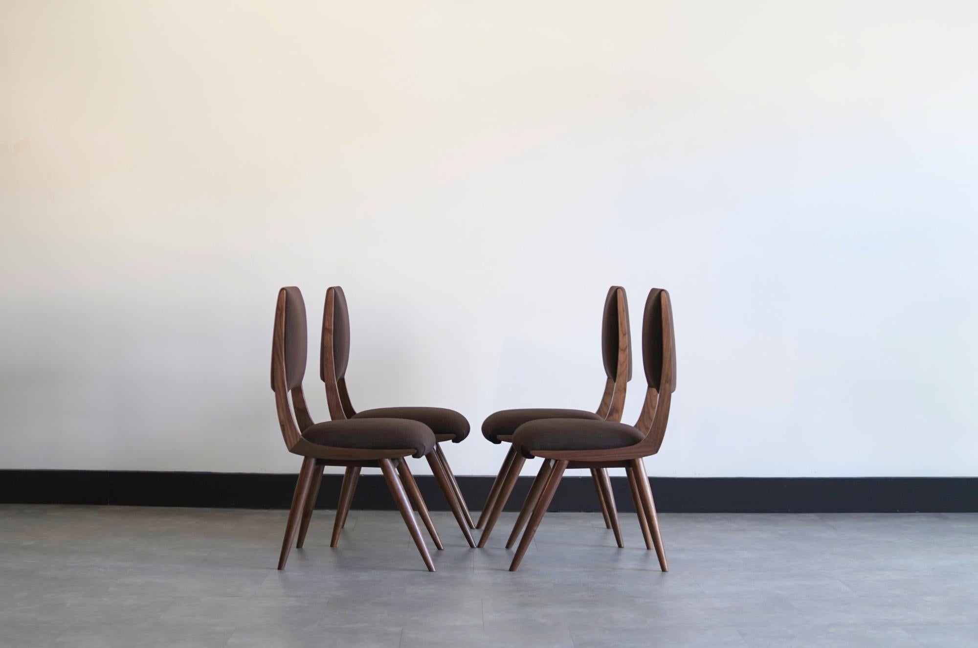 Voici la chaise Parisiano, une pièce intemporelle inspirée des designs emblématiques d'ICon et Luisa Parisi. Fabriquée en noyer ou en chêne massif, cette chaise respire l'élégance et la sophistication, parfaite pour tout décor de salle à