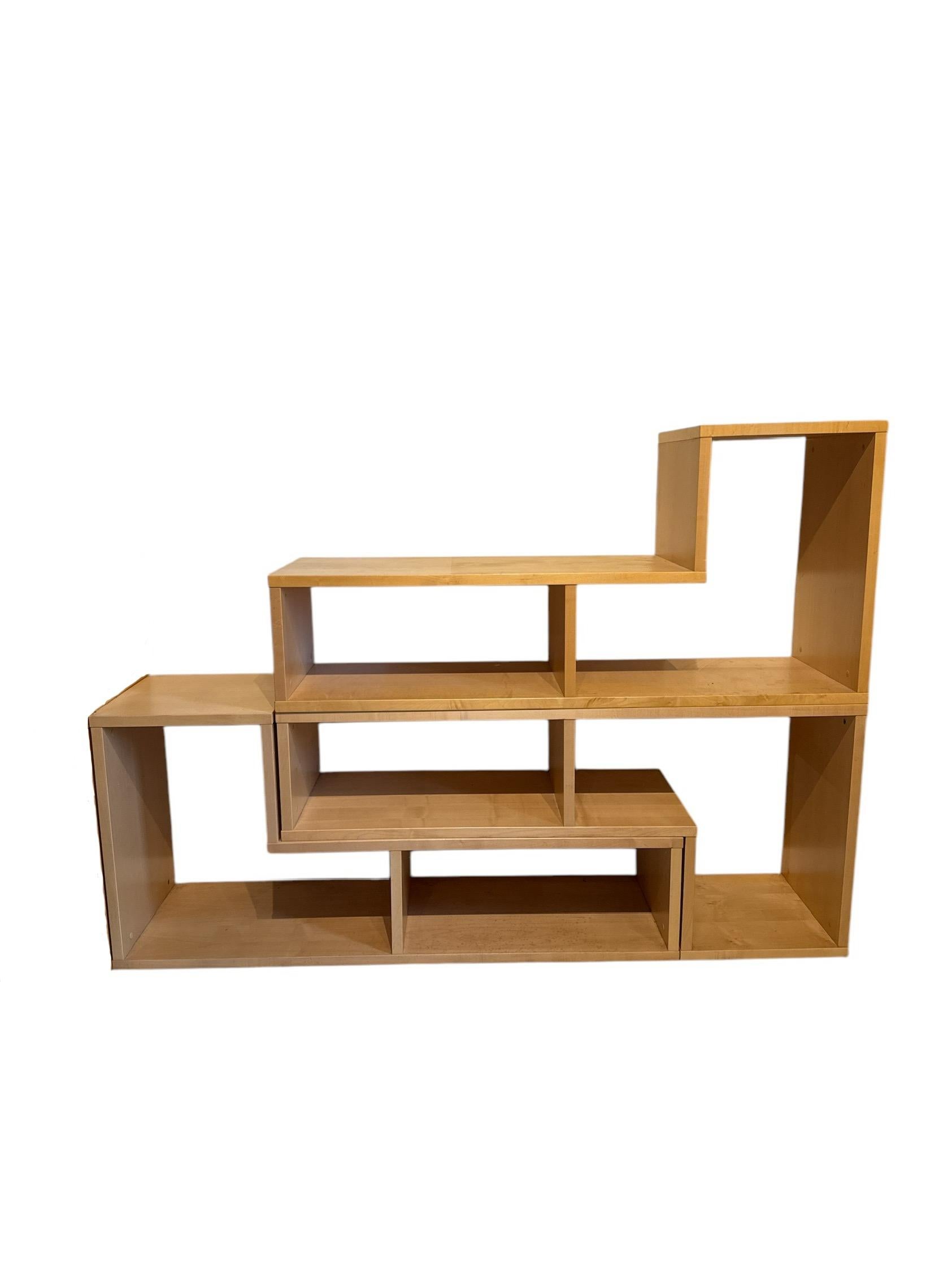 Dai un tocco retrò al tuo spazio abitativo con questo set di librerie modulari anni '90 Part One. Progettata per catturare lo stile iconico degli anni '90, questa versatile libreria presenta una struttura modulare che ti permette di personalizzare e