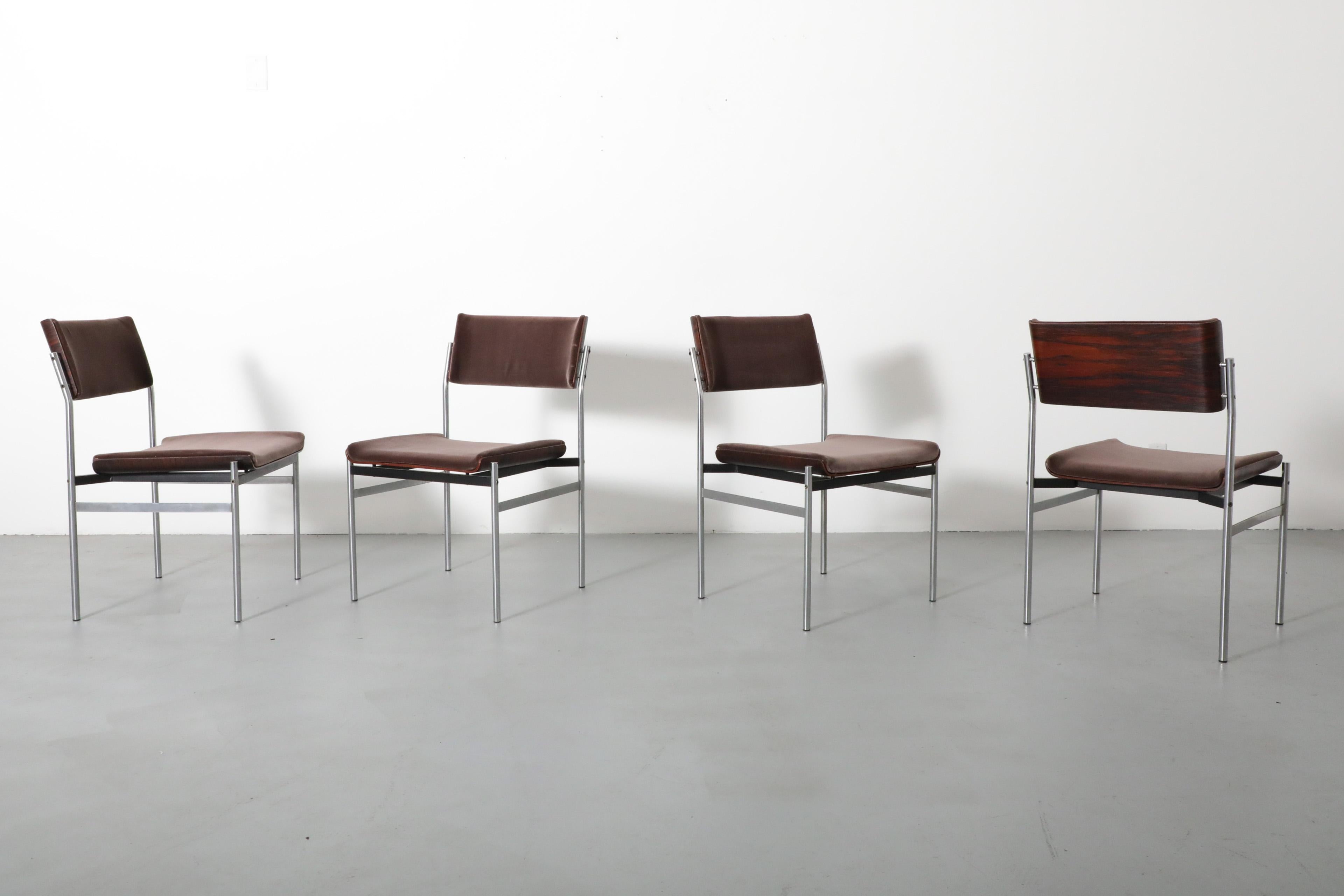 Ensemble de 4 magnifiques chaises de salle à manger attribuées à Thereca. Dossiers incurvés en palissandre avec structure en métal chromé et émaillé noir et nouveau revêtement en velours de coton 'Cafe', façonné pour imiter les sièges et les