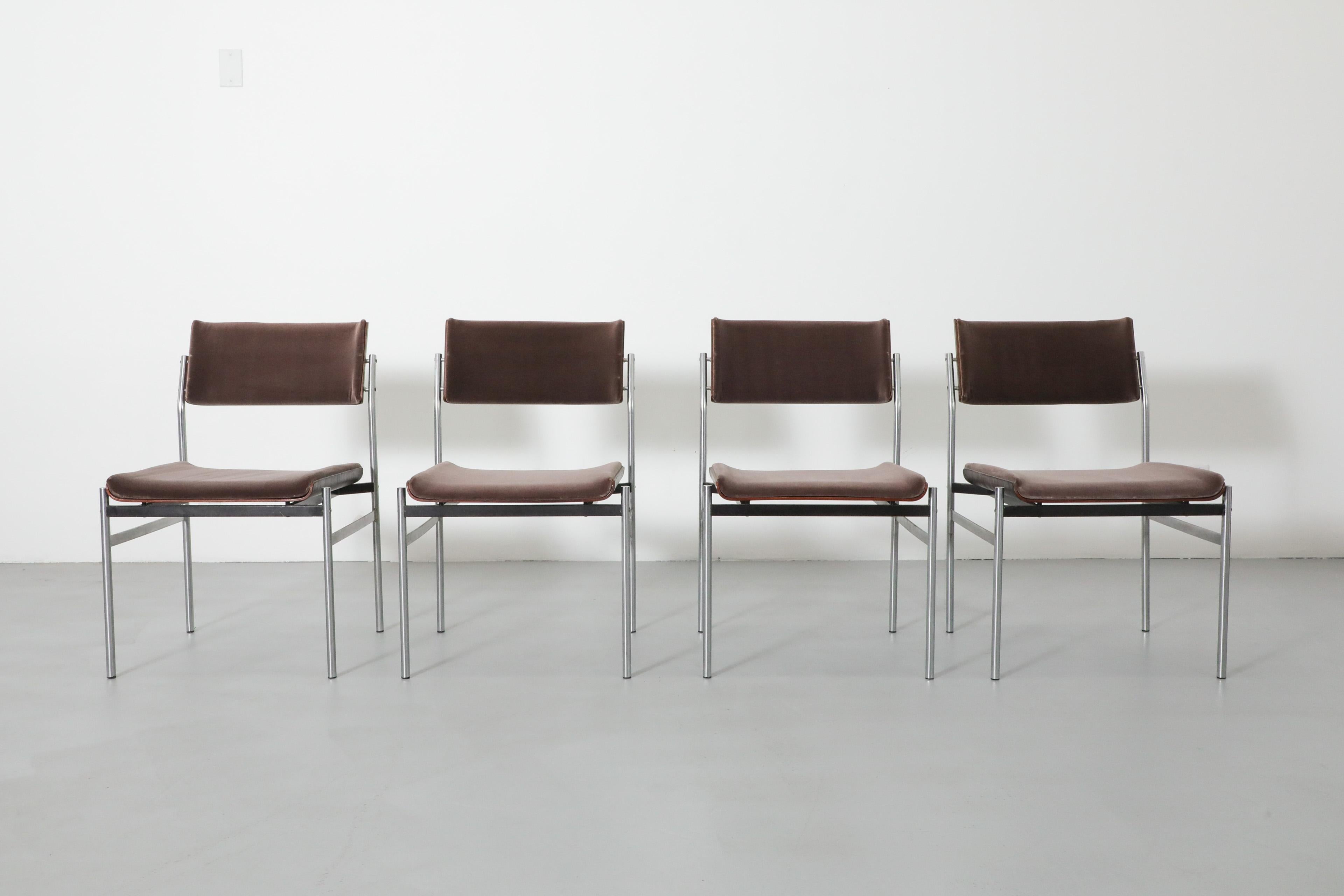 Mid-Century Modern Ensemble de 4 chaises de salle à manger en palissandre et chrome d'inspiration Pastoe avec sièges en velours Brown en vente