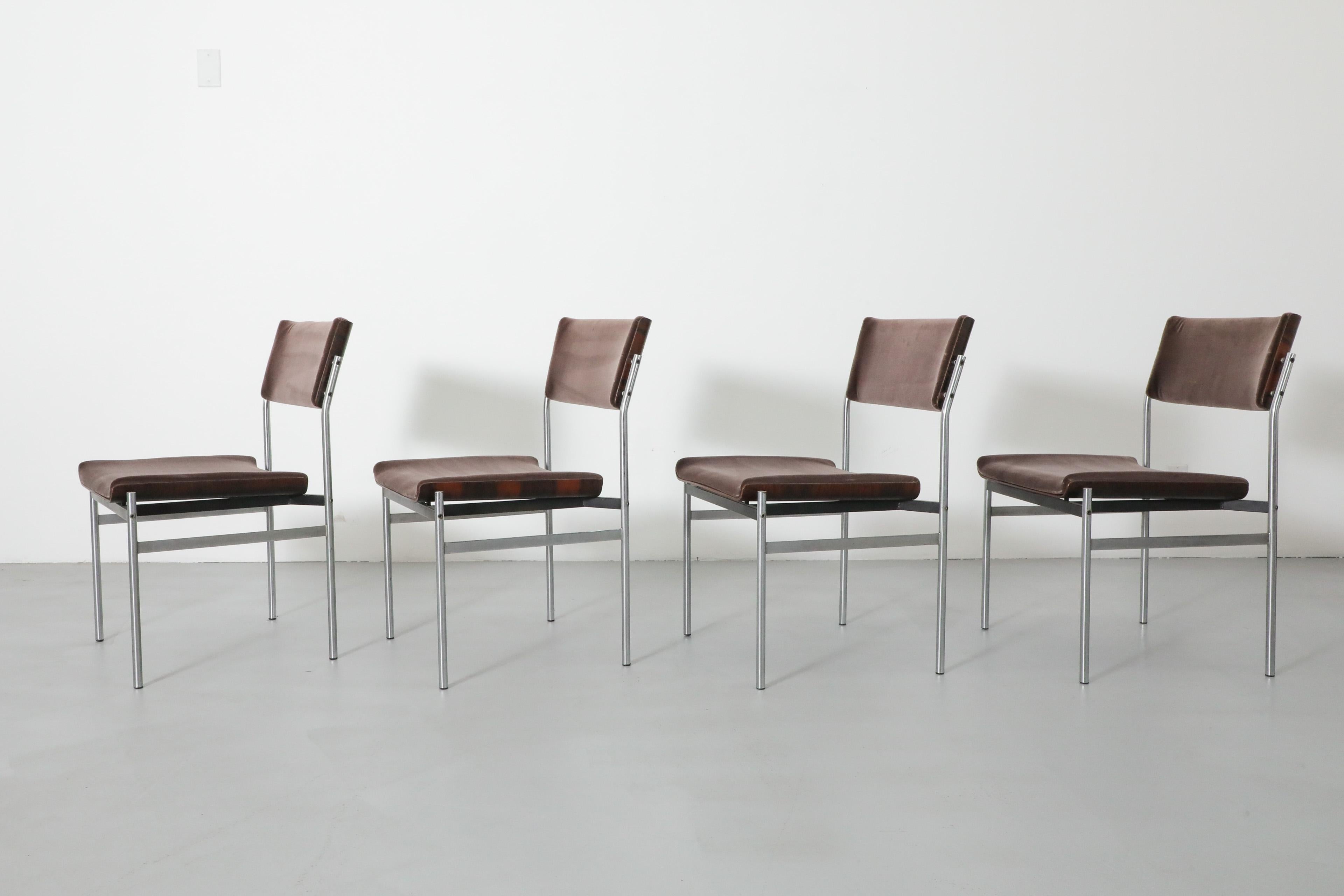 Néerlandais Ensemble de 4 chaises de salle à manger en palissandre et chrome d'inspiration Pastoe avec sièges en velours Brown en vente