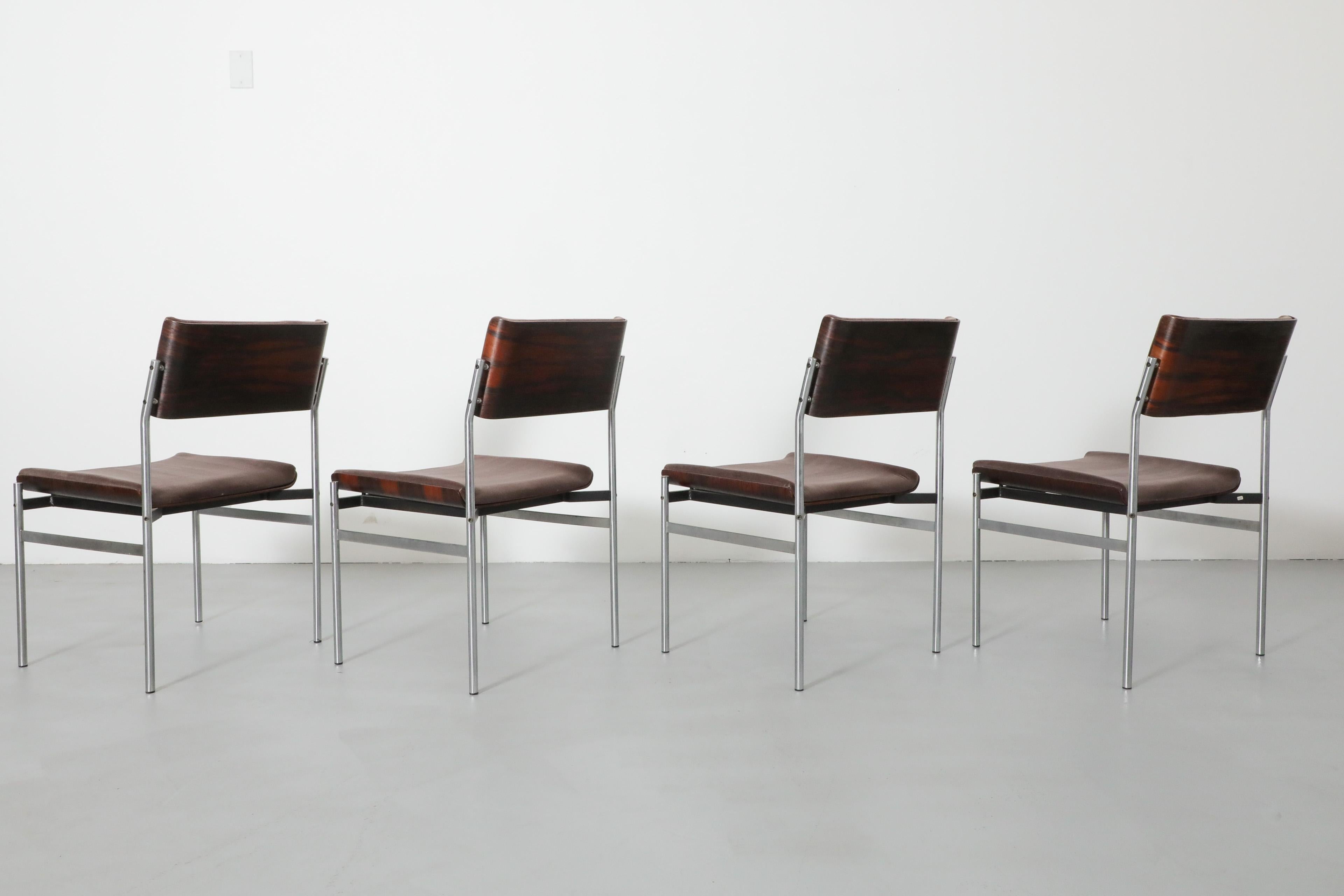 Ensemble de 4 chaises de salle à manger en palissandre et chrome d'inspiration Pastoe avec sièges en velours Brown Bon état - En vente à Los Angeles, CA