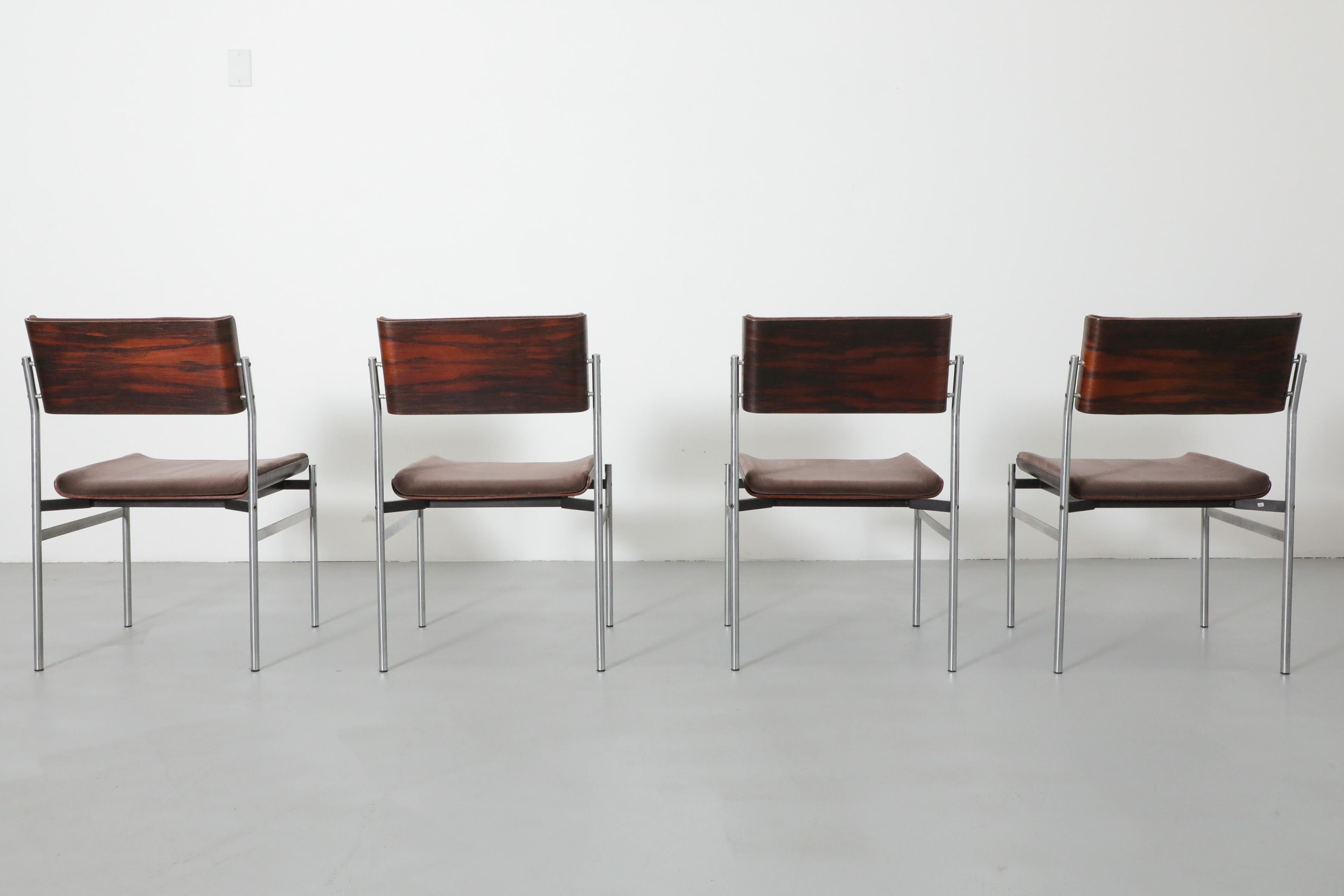 Milieu du XXe siècle Ensemble de 4 chaises de salle à manger en palissandre et chrome d'inspiration Pastoe avec sièges en velours Brown en vente