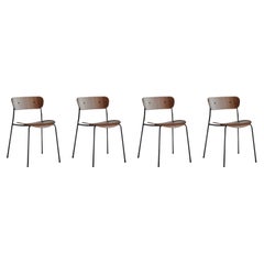 Juego de 4 sillas apilables Pavilion AV1, acero negro/nogal- by Anderssen & Voll