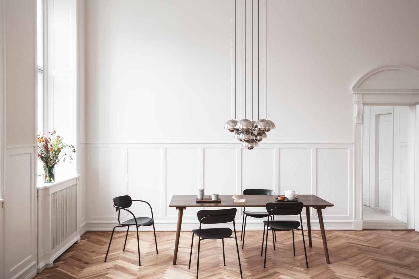 Scandinavo moderno Set di 4 sedie impilabili Pavilion AV2, acciaio nero/noce- di Anderssen & Voll in vendita
