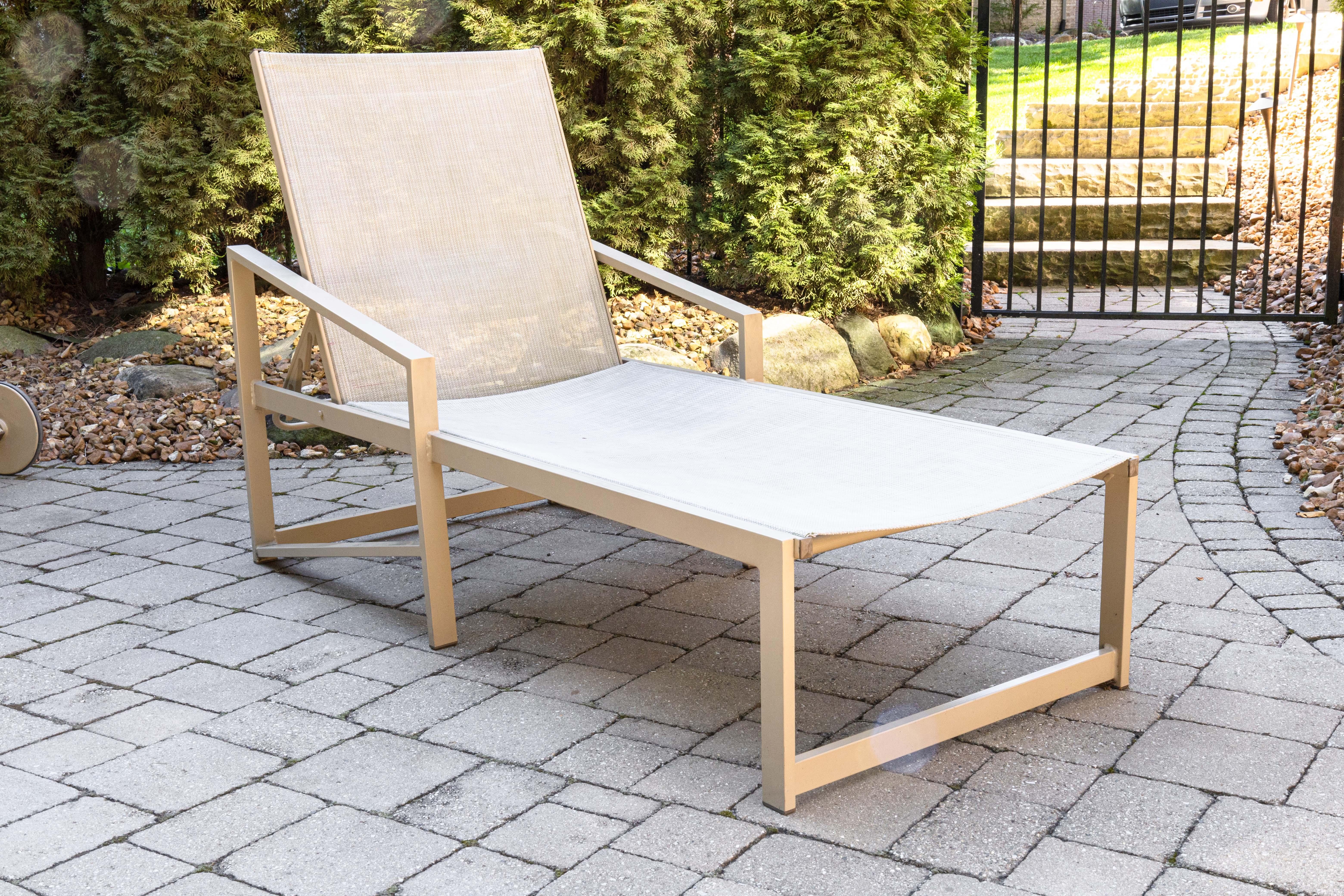 Set de 4 Sillas Chaise Lounge Pavilion Aventura Modernas para Patio Exterior Beige Estadounidense en venta