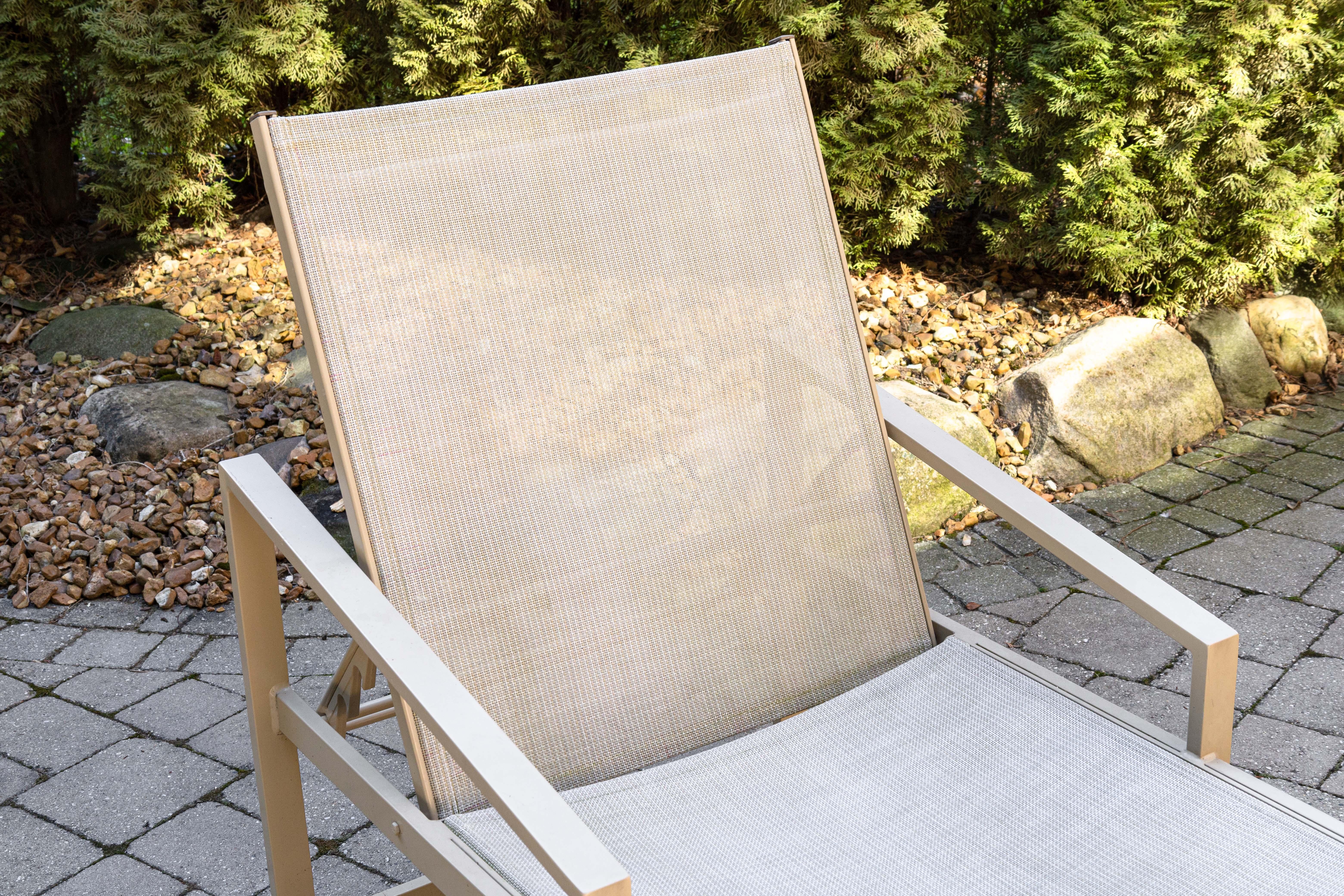 Set de 4 Sillas Chaise Lounge Pavilion Aventura Modernas para Patio Exterior Beige en Bueno estado para la venta en Keego Harbor, MI