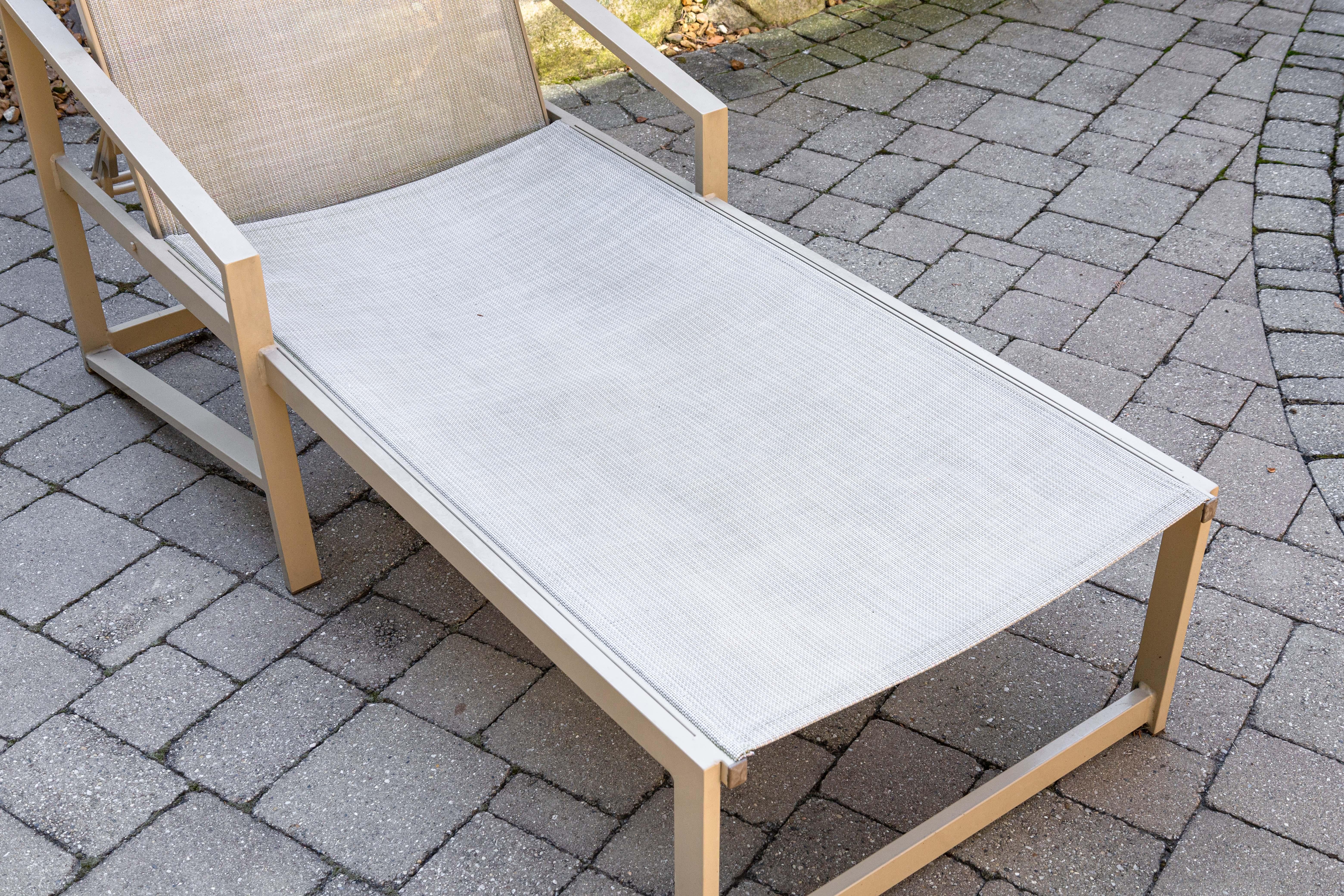 Set de 4 Sillas Chaise Lounge Pavilion Aventura Modernas para Patio Exterior Beige siglo XX en venta
