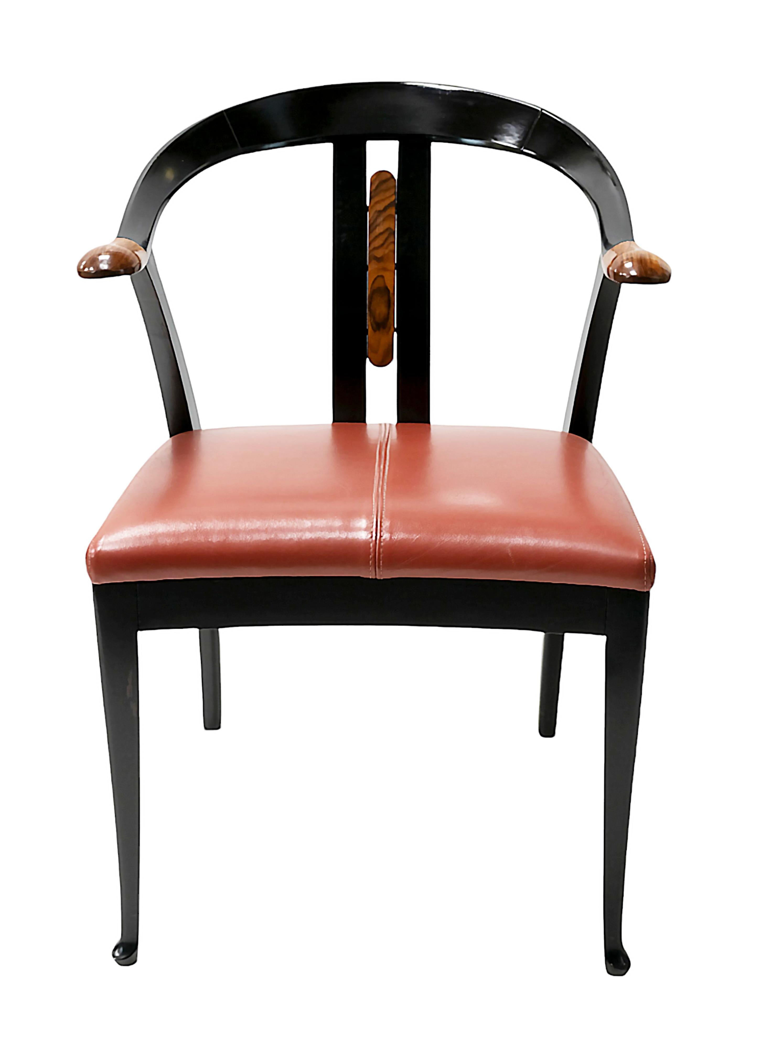 Ensemble de 4 chaises de salle à manger Giorgetti du milieu du siècle dernier.
Les chaises sont réalisées en bois peint en noir avec des détails en noyer et en cuir naturel authentique d'excellente qualité de couleur carmin pâle.
Très