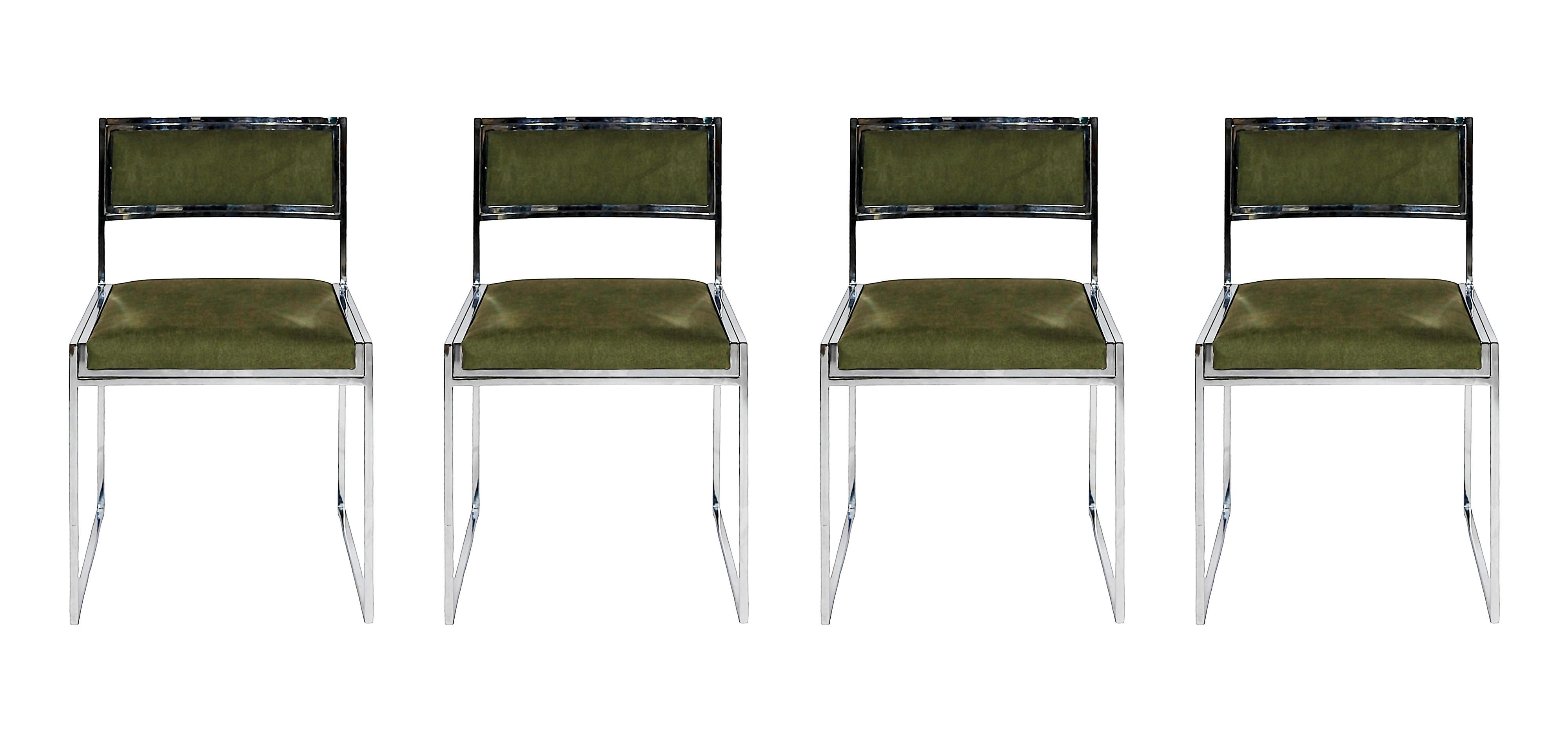 Satz mit 4 Stück. Italienische Stühle mit Chromgestell aus der Mitte des Jahrhunderts von Willy Rizzo aus den 1970er Jahren.
Die Stühle sind mit olivgrüner Farbe gepolstert. 
Sehr guter/exzellenter Vintage-Zustand.