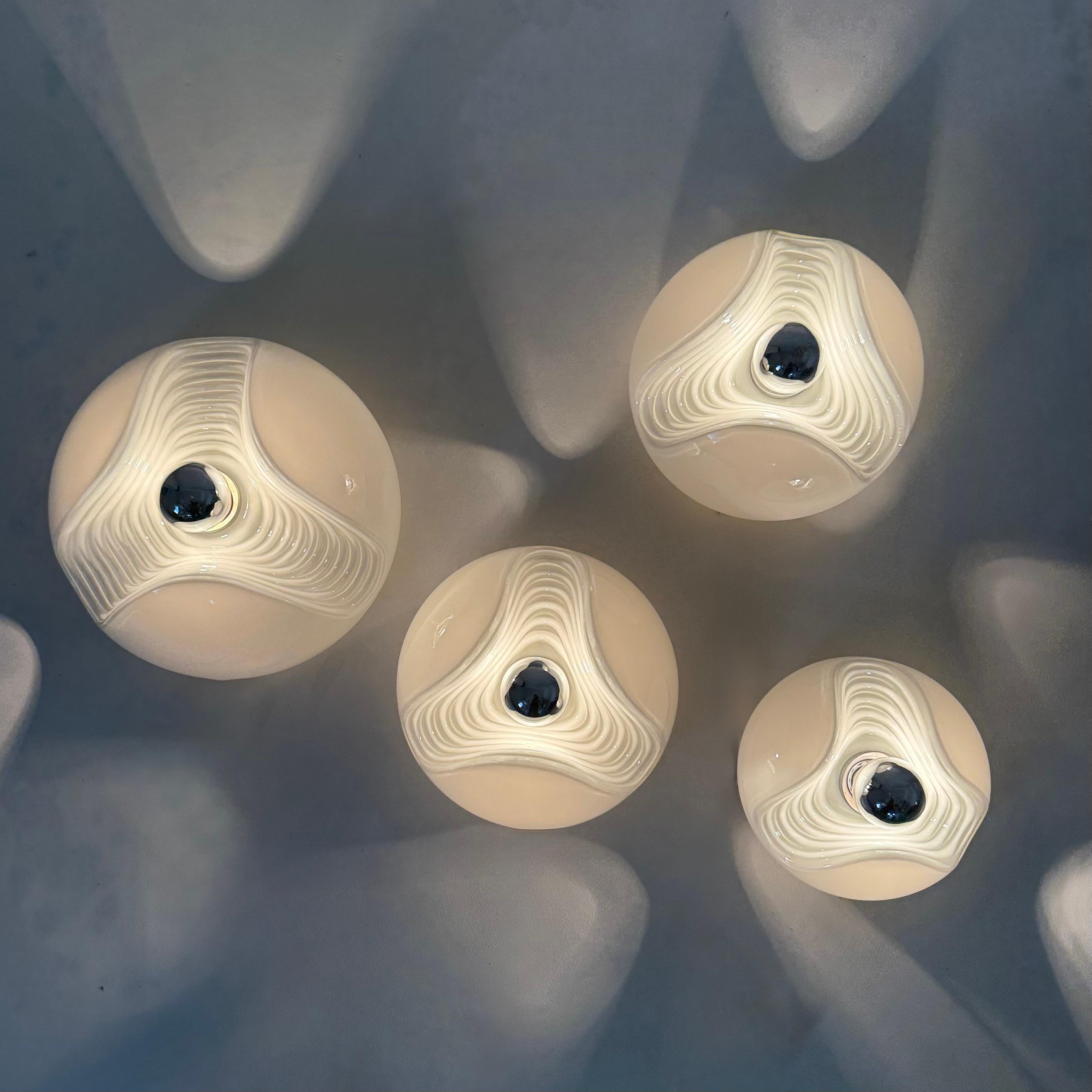 Set di 4 lampade da parete in vetro lattiginoso Peil & Putzler Wave , anni '70

Materiale: Vetro, metallo
Colore: argento, bianco
Dimensioni: Diametro 31 cm, altezza 16,5 cm
26 cm di diametro, 14 cm di altezza
Diametro 22 cm, altezza 13 cm