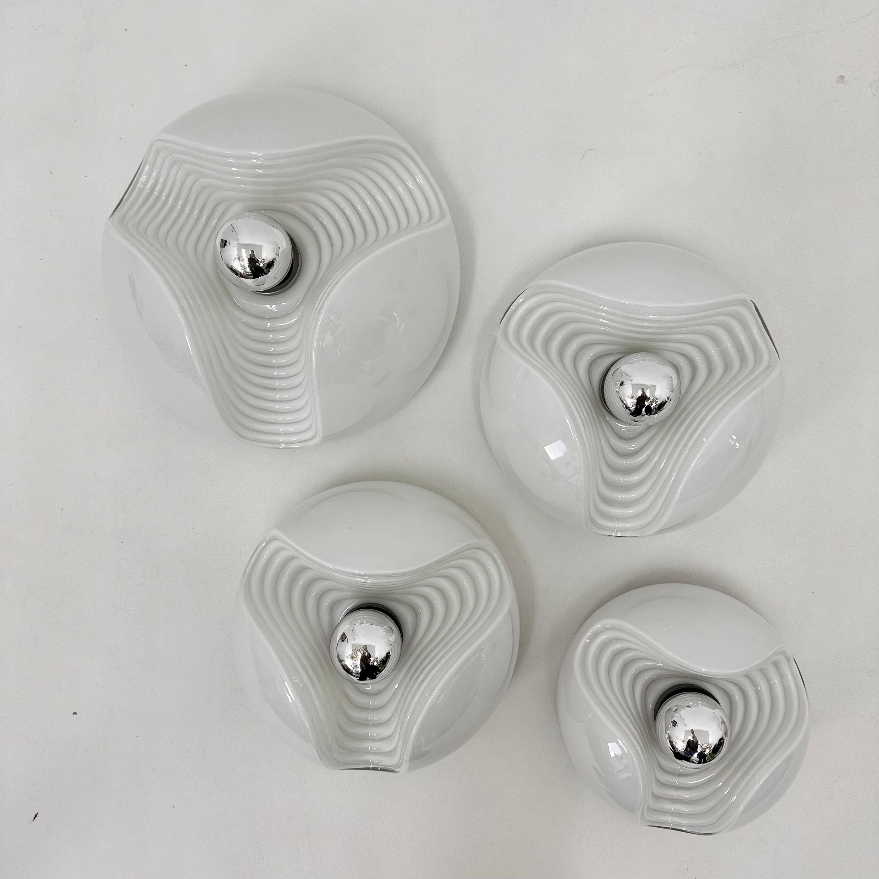 Tedesco Set di 4 lampade da parete in vetro lattiginoso Peil & Putzler Wave , anni '70 in vendita