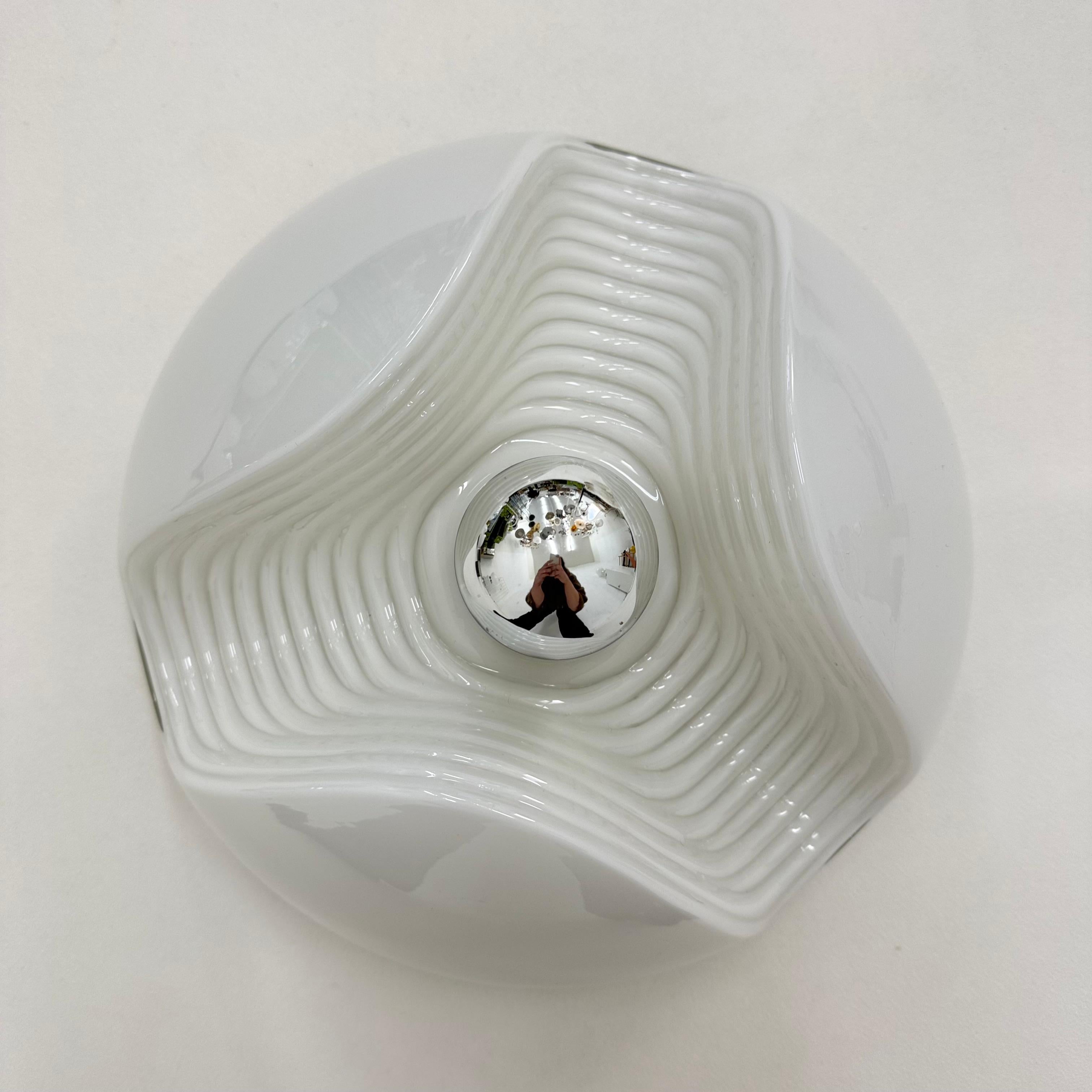 Vetro Set di 4 lampade da parete in vetro lattiginoso Peil & Putzler Wave , anni '70 in vendita