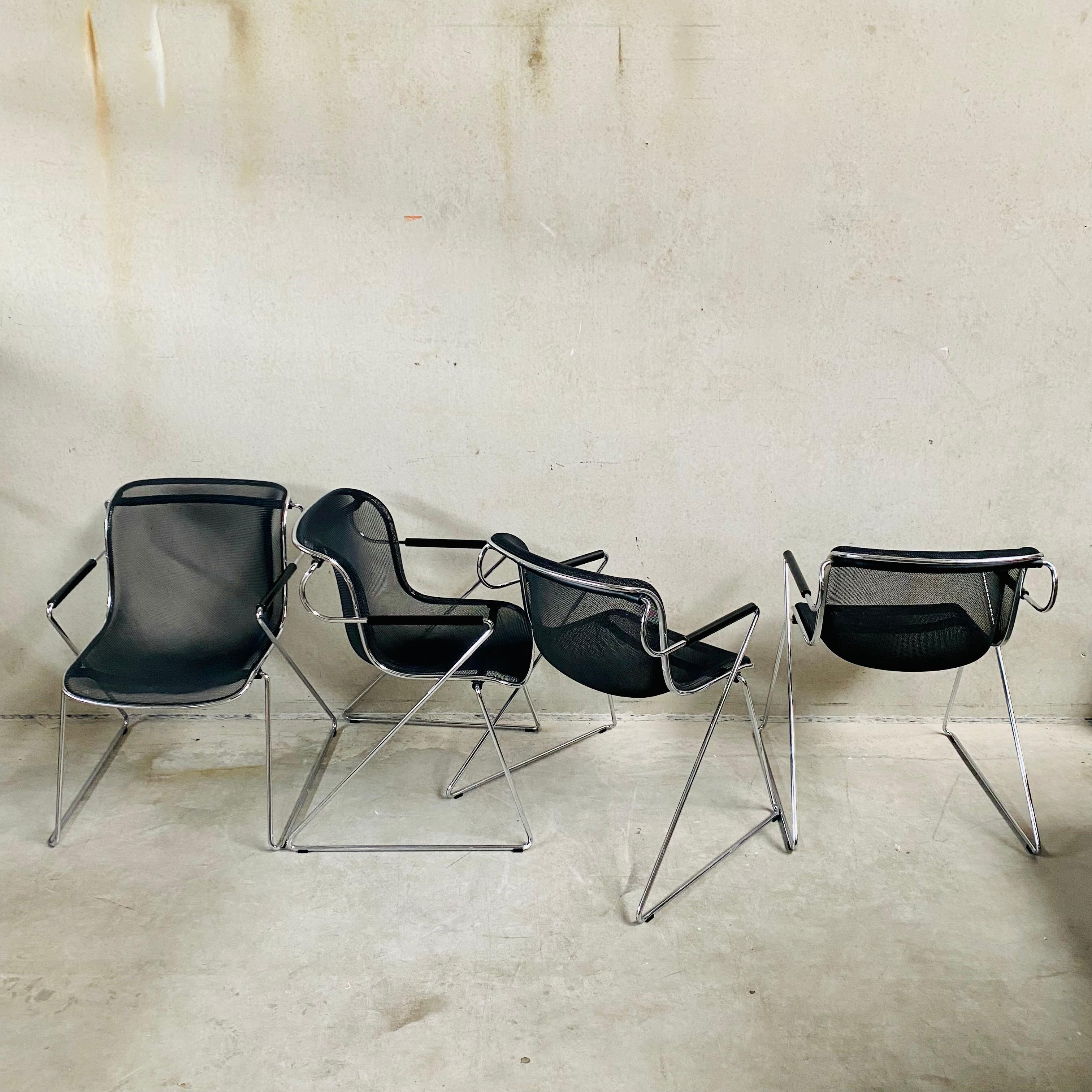 Vintage By est un ensemble captivant de quatre chaises Penelope vintage de Charles Pollock pour Anonima Castelli, Italie 1980. Ces chaises emblématiques dégagent une élégance intemporelle et un savoir-faire impeccable, ce qui en fait des objets