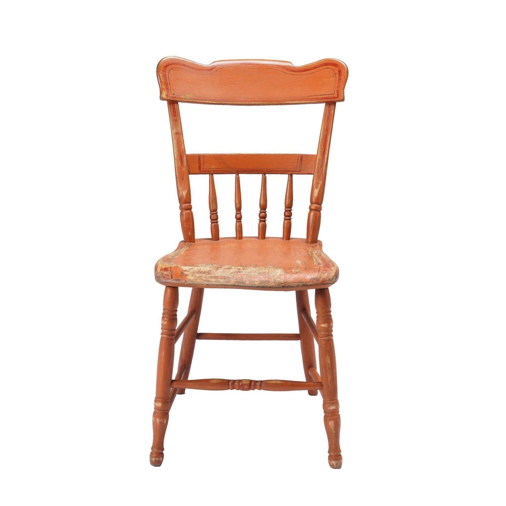 Ensemble de quatre chaises d'appoint à dossier demi-fuselé et assise en planches, en finition rouge oxyde d'origine. Tous les joints ont été démontés, nettoyés et recollés.
Américain, comté de Lancaster, Pennsylvanie, vers 1840.

Dimensions :