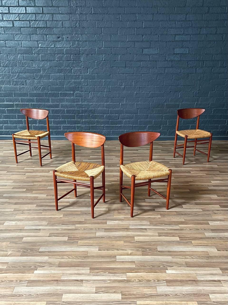 Designer: Peter Hvidt & Orla Mølgaard-Nielsen
Produttore: Soborg Møbler 
Materiali: Teak, corda di giunco originale

Questo set di quattro sedie da pranzo è stato progettato da Peter Hvidt & Orla Mølgaard-Nielsen per Søborg Møbler in Danimarca negli