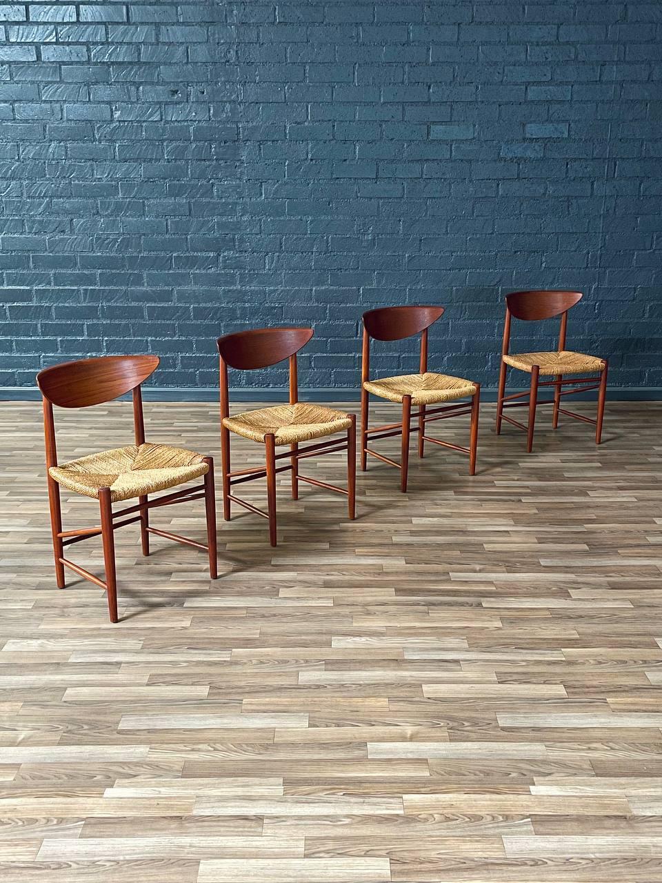 Danese Set di 4 sedie da pranzo in teak e giunco di Peter Hvidt & Orla Mølgaard-Nielsen in vendita